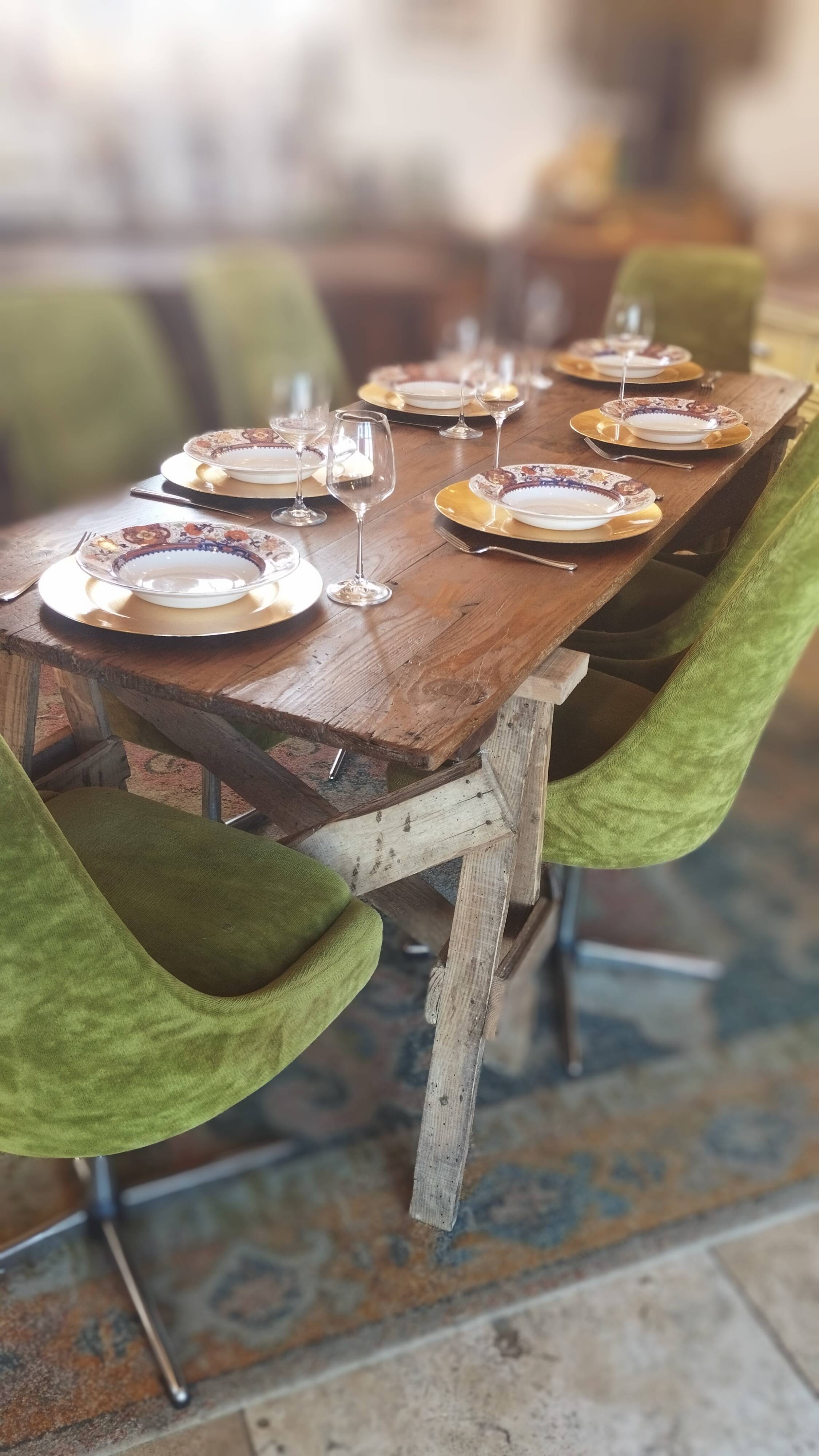 Table de ferme rustique patinée sur de lourds tréteaux