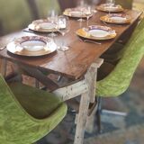 Table de ferme rustique patinée sur de lourds tréteaux
