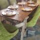 Table de ferme rustique patinée sur de lourds tréteaux