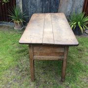 Table de ferme à panneaux à pieds fuseaux en chêne. ( dite table de laiterie )