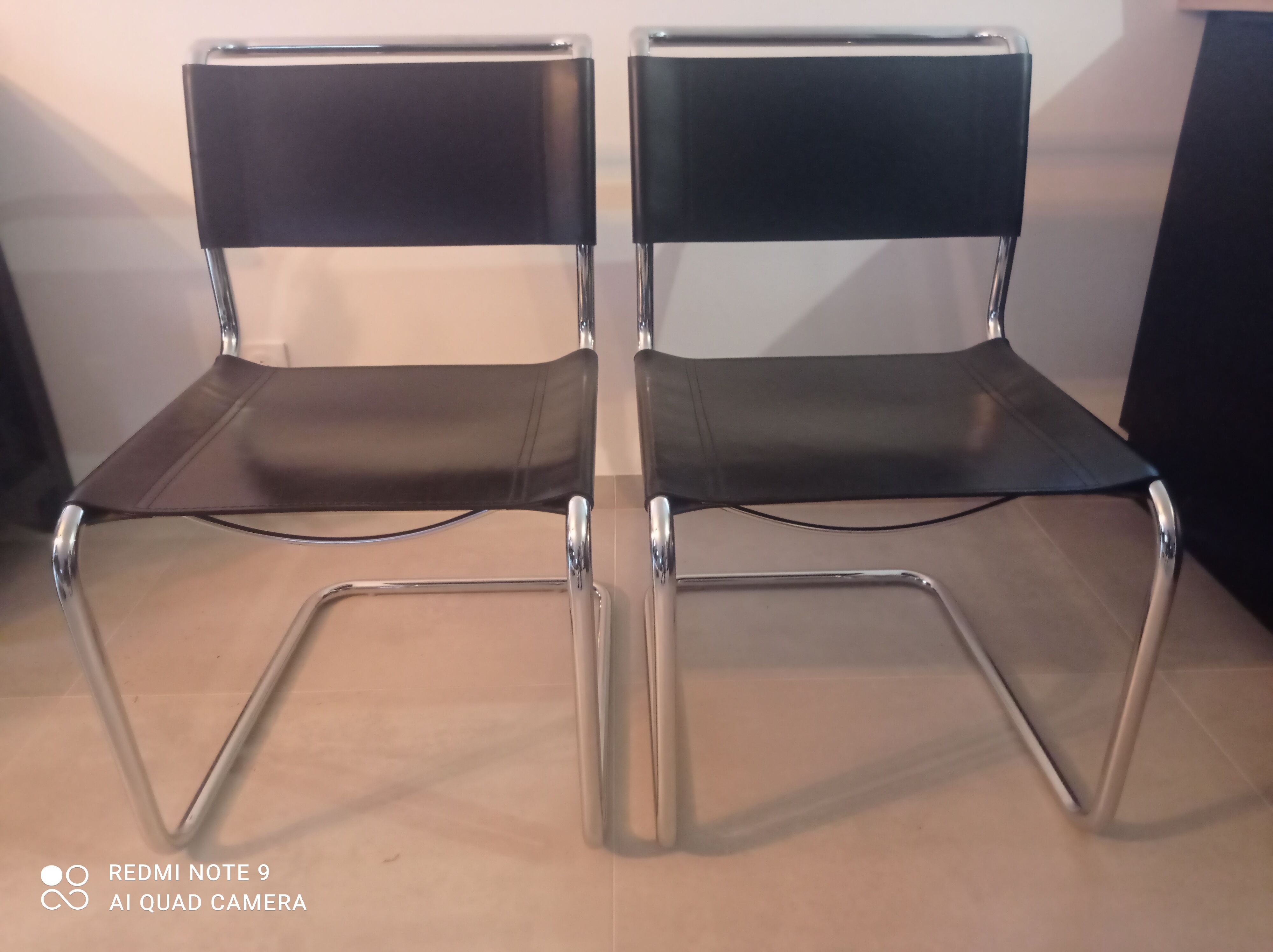 Paire de chaises en cuir noir et chrome modele Spoletto du designer Bersanelli