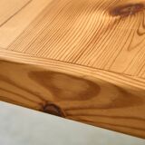 Longue table en pin canadien avec pieds noirs