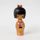 Poupée Kokeshi vintage japonaise avec kimono rouge et nœud