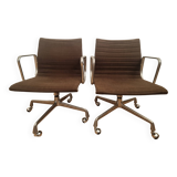Paire de fauteuils Eames EA 117