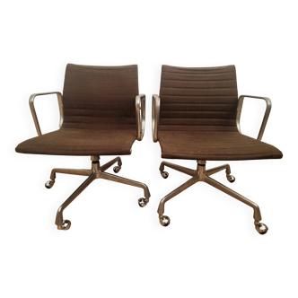 Paire de fauteuils Eames EA 117