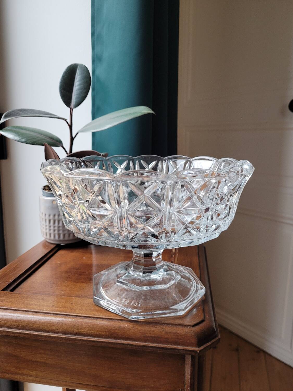 Chiseled crystal cup