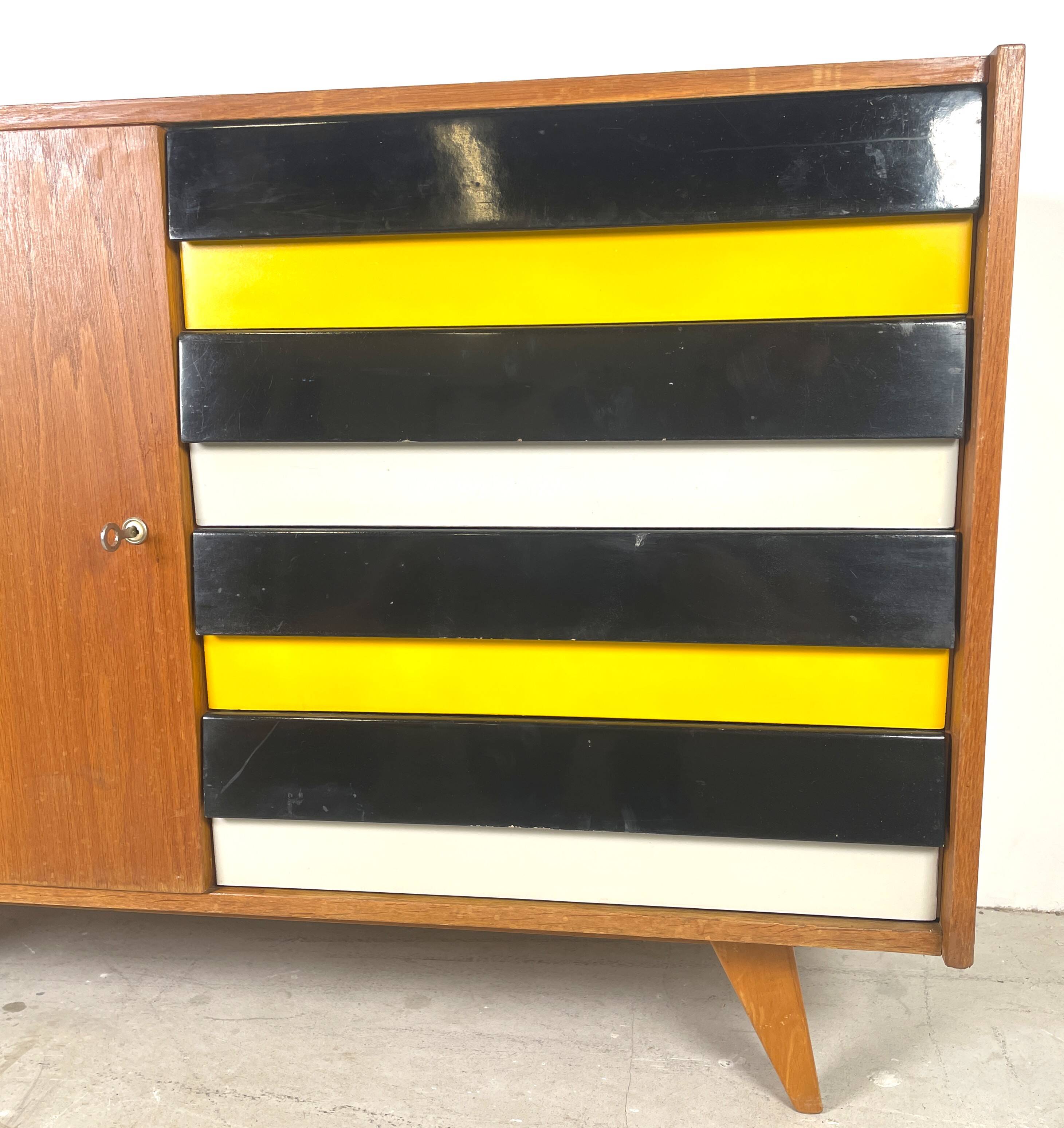 Buffet U458 de Jiří Jiroutek, tiroirs colorés