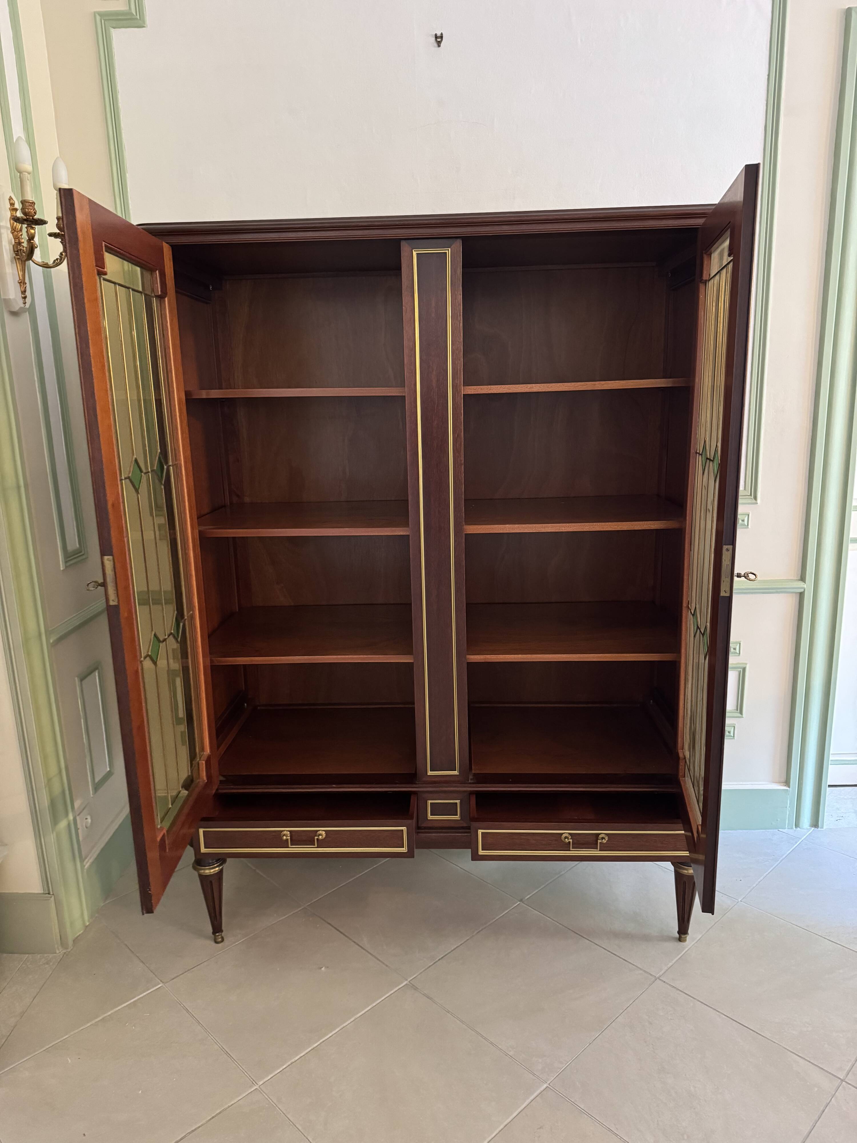 Bibliothèque en acajou vitrée