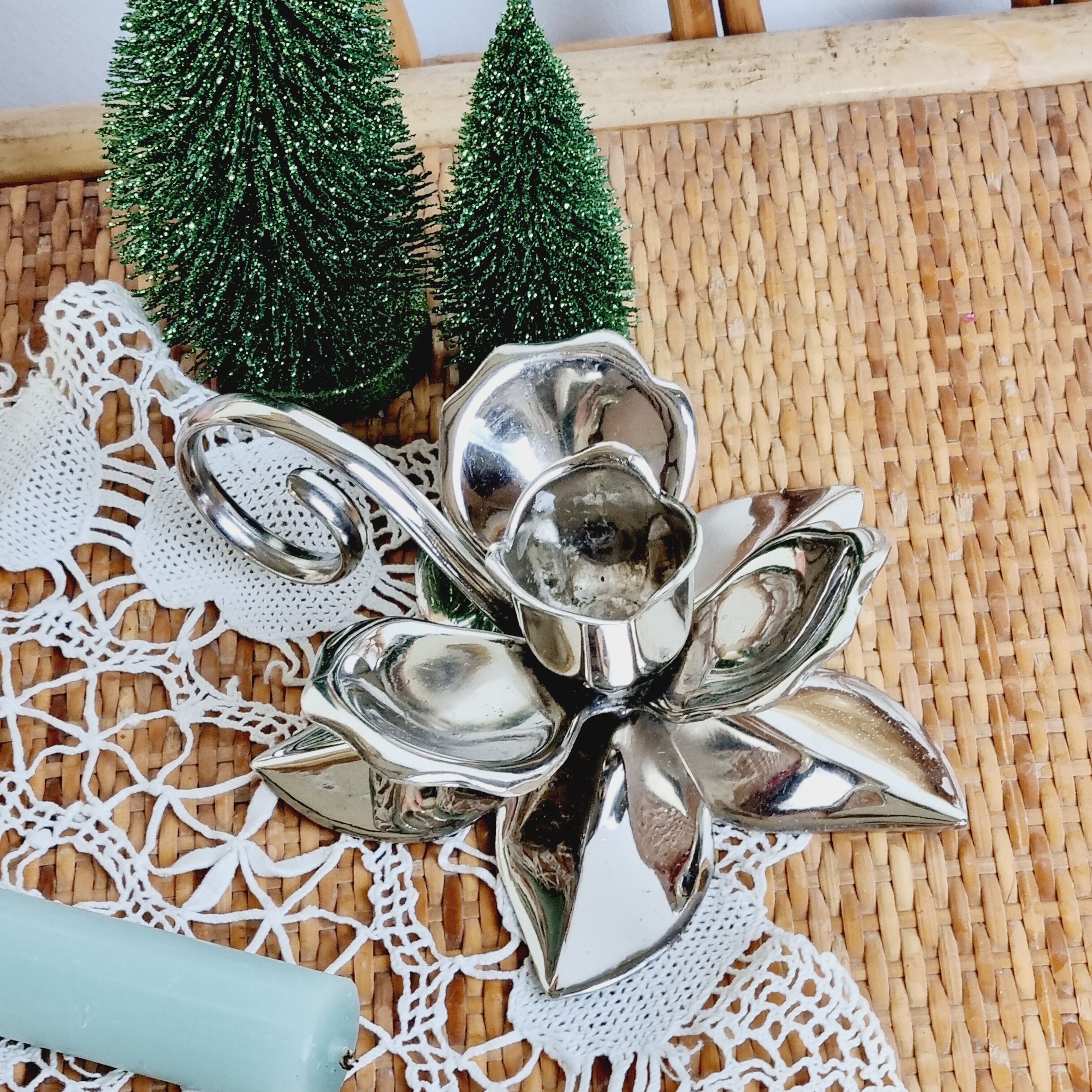 Flower candle holder in silver metal