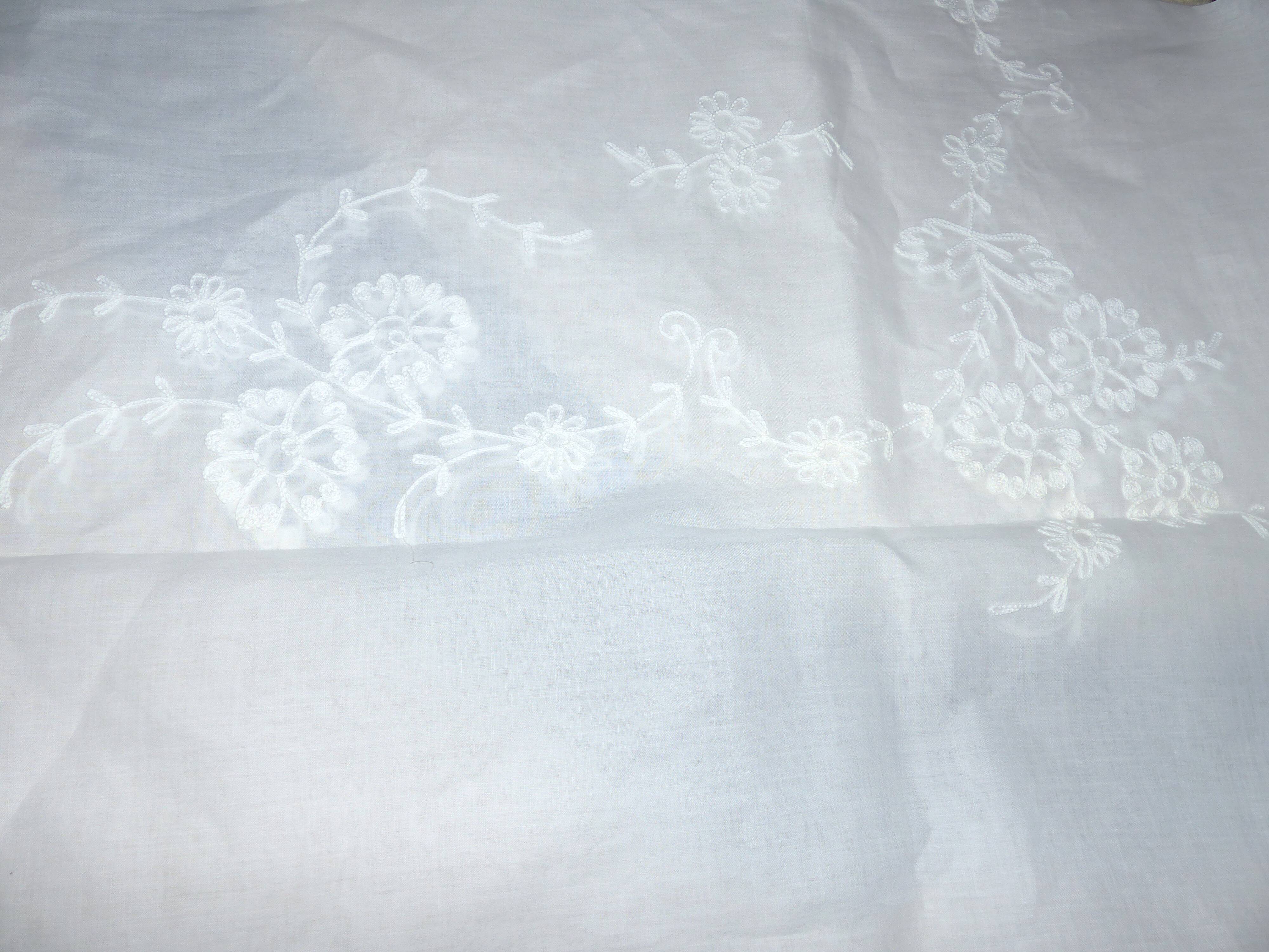 Une nappe et 7 serviettes