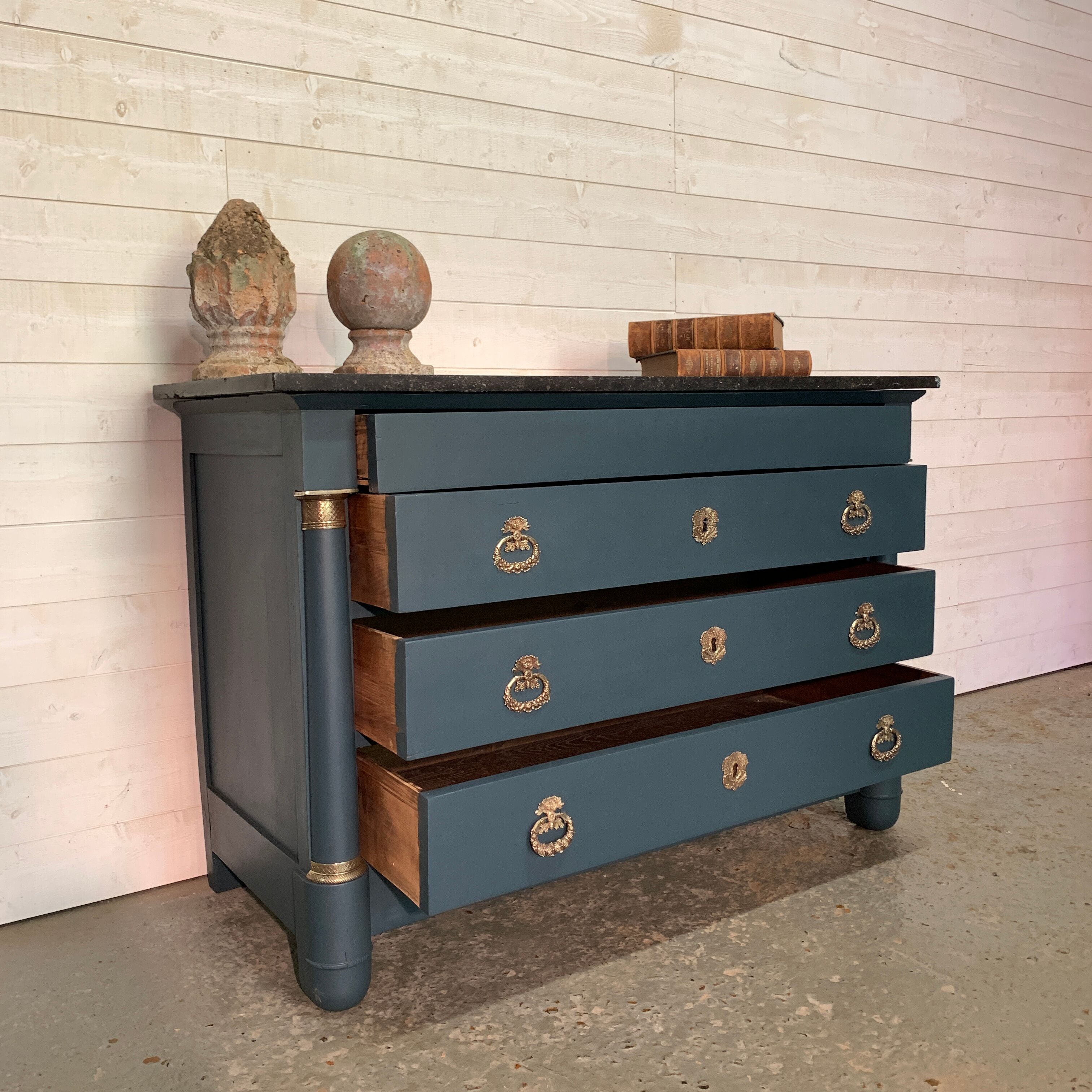 Empire dresser