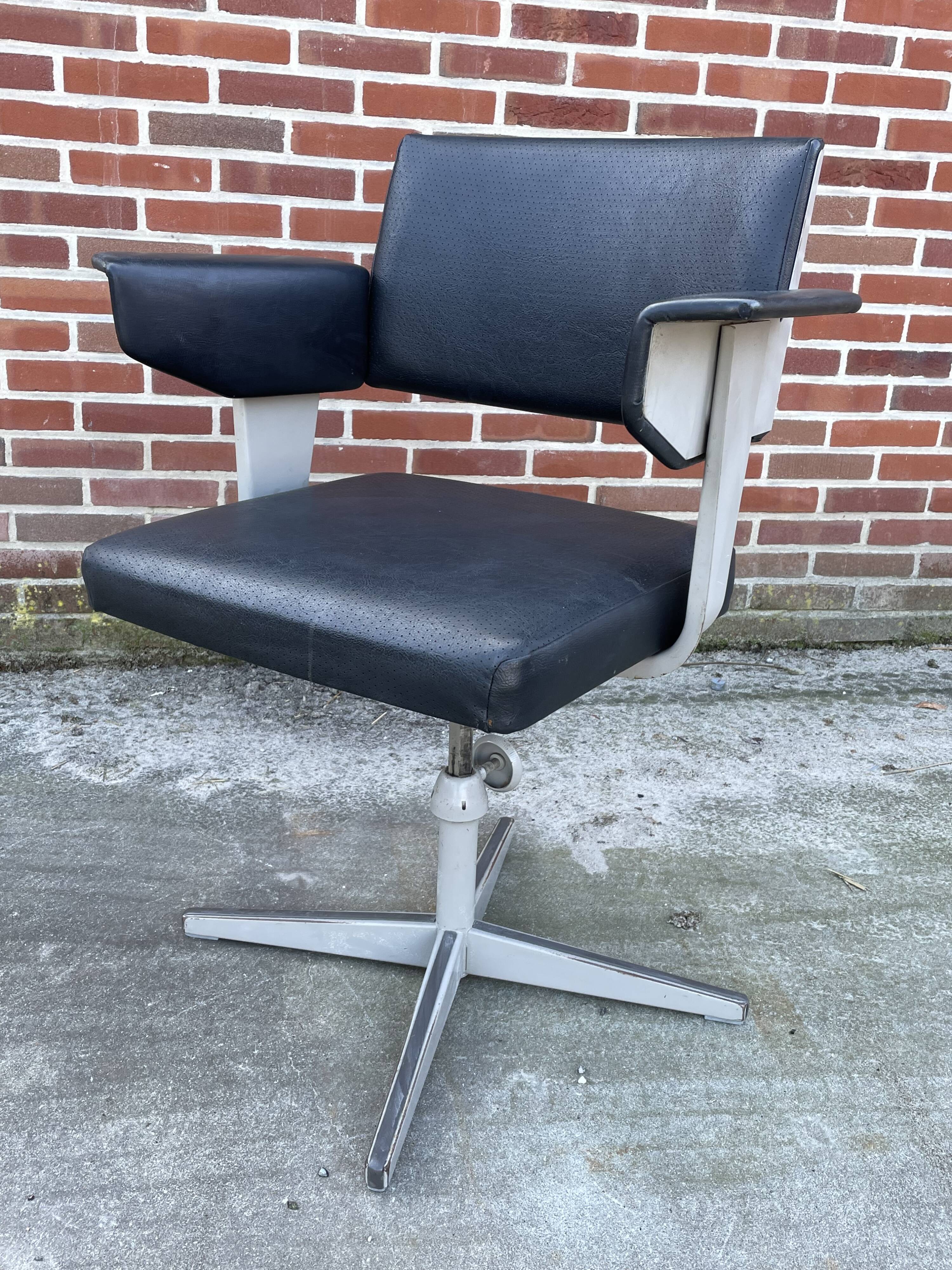 Friso kramer revolve desk chair for ahrend de cirkel 1960