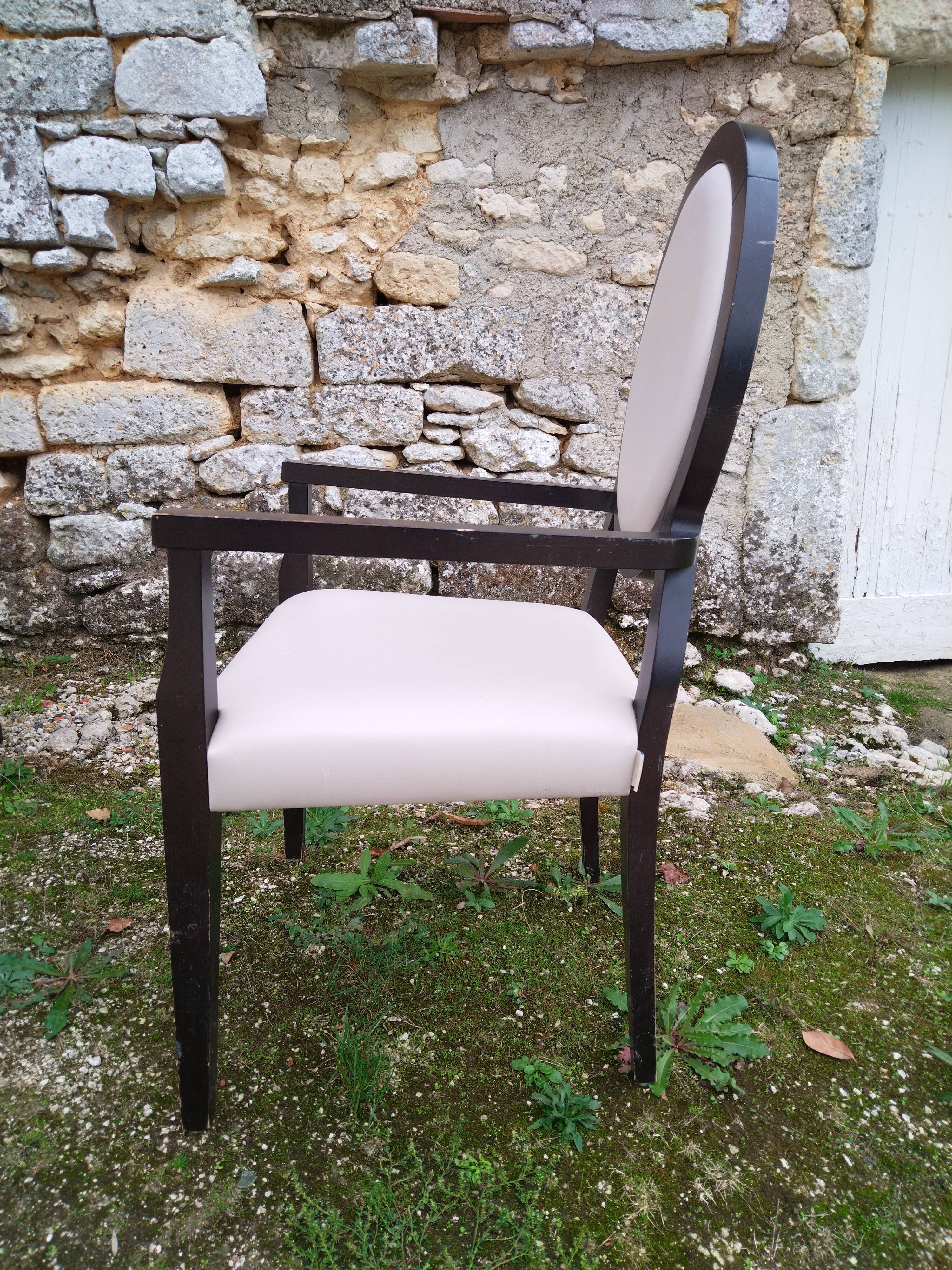 Set armchairs and chairs medallion design