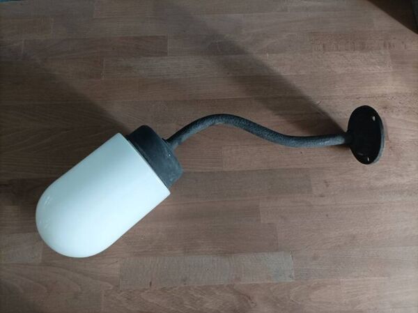 Applique loft globe opaline base métal patiné dpc 1123202