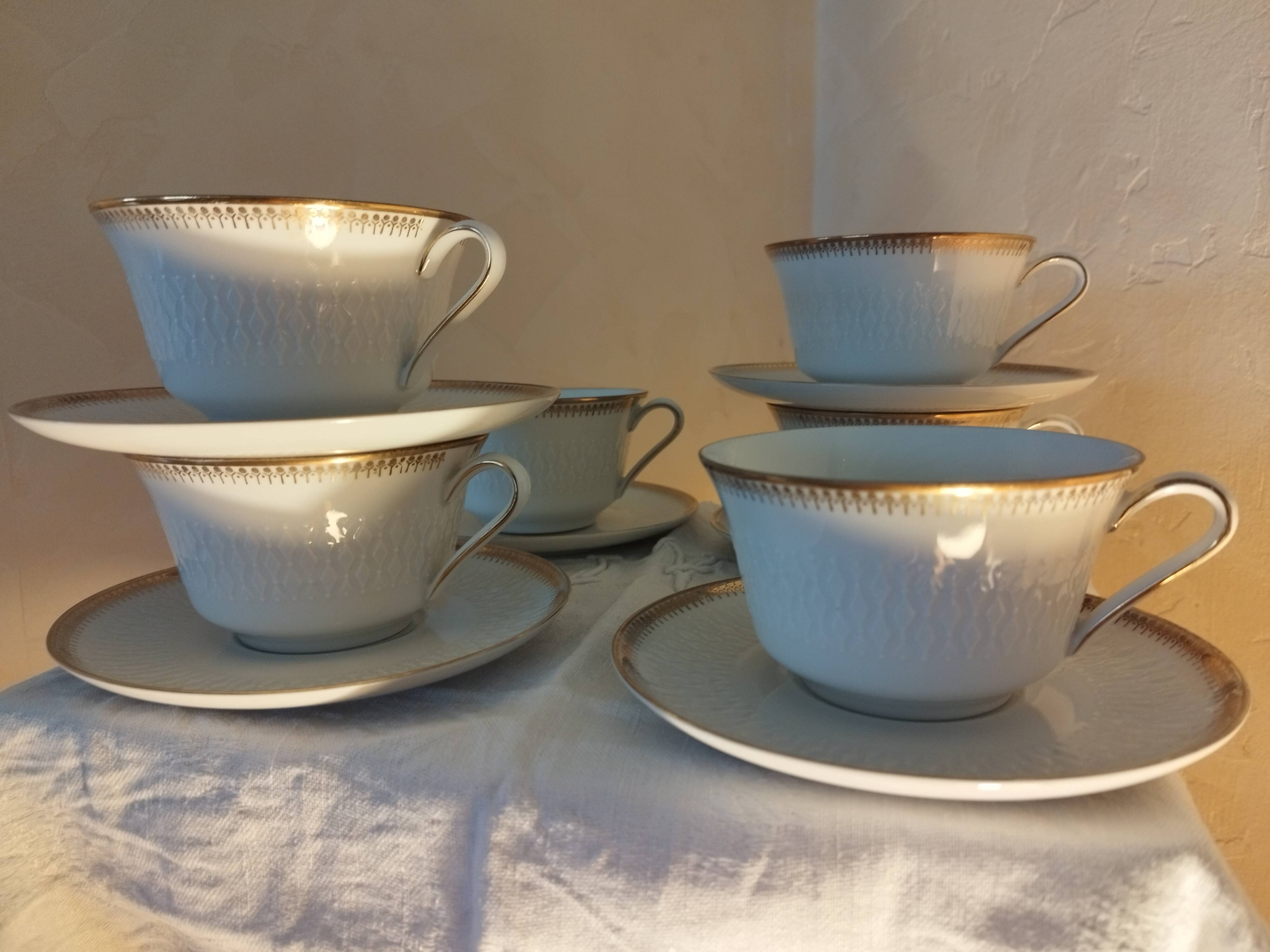 Set de 6 tasses à thé blanches et or