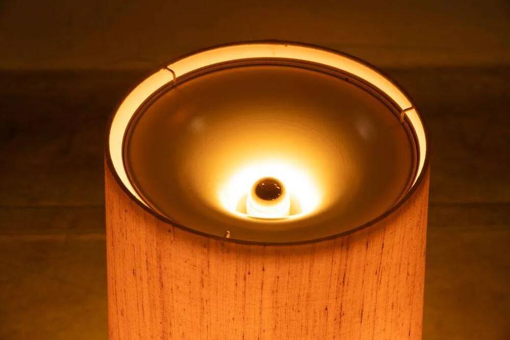 Minimalist Japandi desk lamp from the 1970s.
