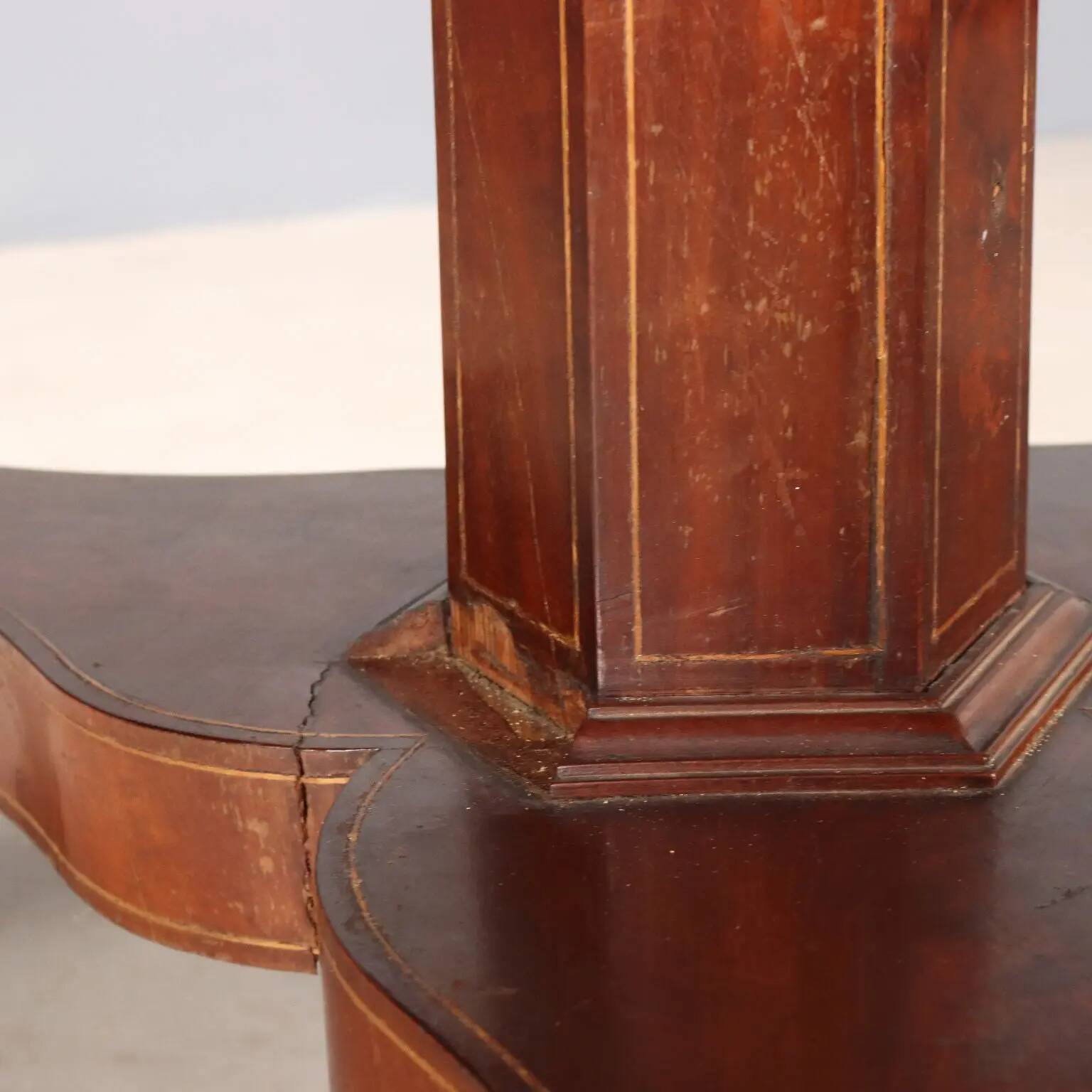 Table ancienne Charles X en acajou marqueté, Italie, XIXe siècle