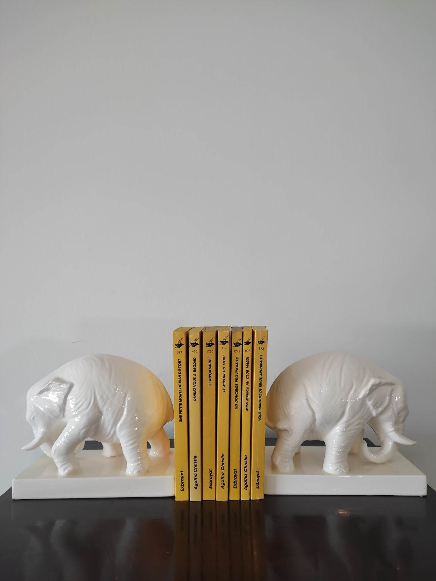 Book endpiece "elephants" in white ceramic