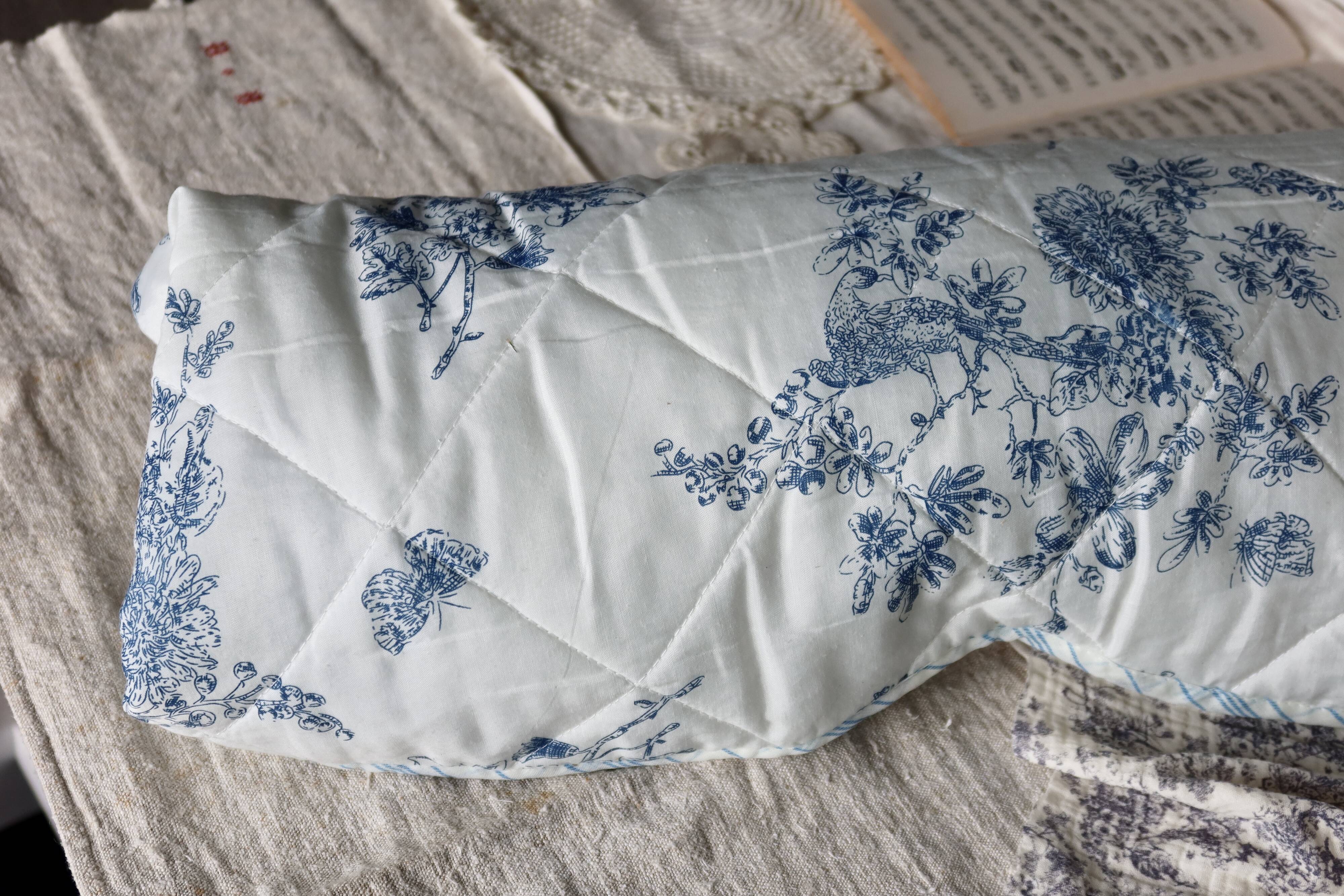 Small vintage quilt with toile de Jouy pattern