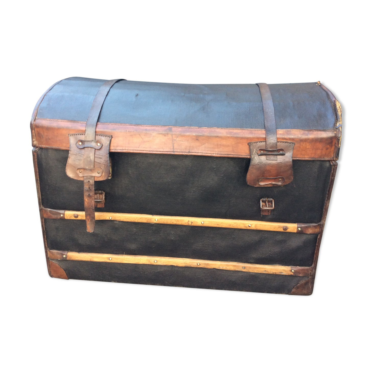 Remarkable and imposing old carriage trunk renovated