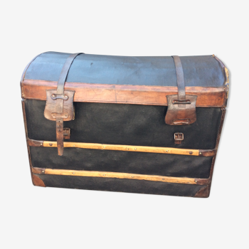 Remarkable and imposing old carriage trunk renovated