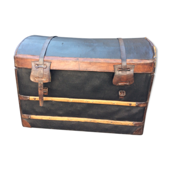 Remarkable and imposing old carriage trunk renovated