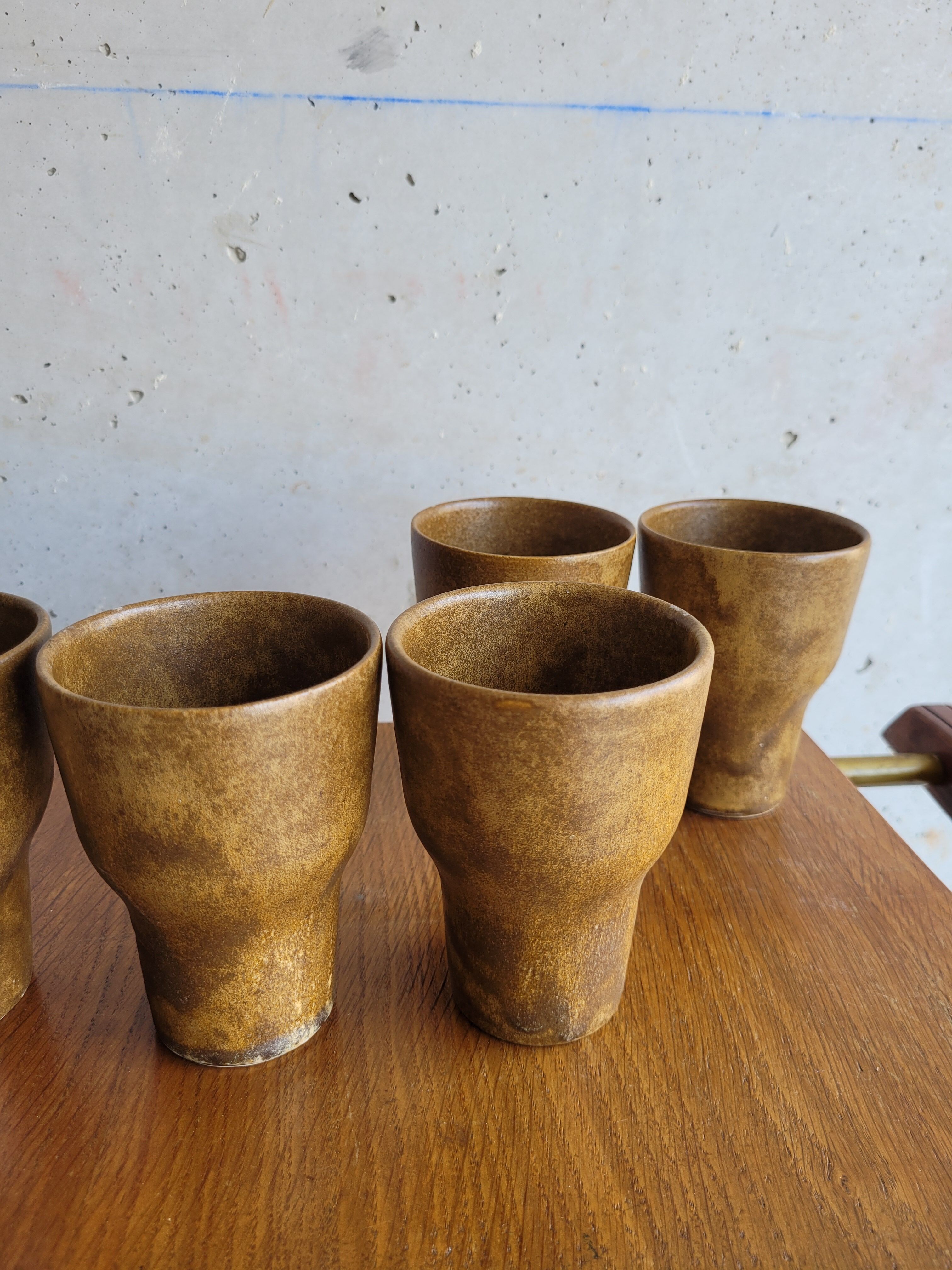 Set of 8 flared glasses in brown sandstone