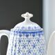Grande cafetière Oscar Shaller de 1909 en porcelaine Fleur de Lys