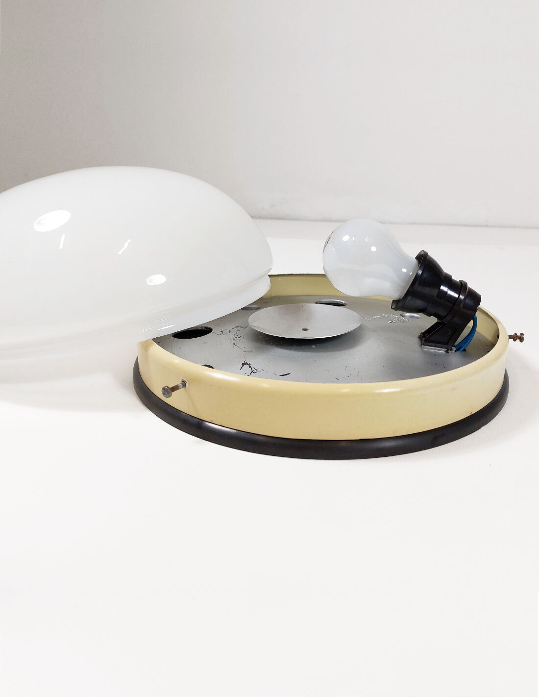 Plafonnier Bauhaus avec verre opalin et bakélite