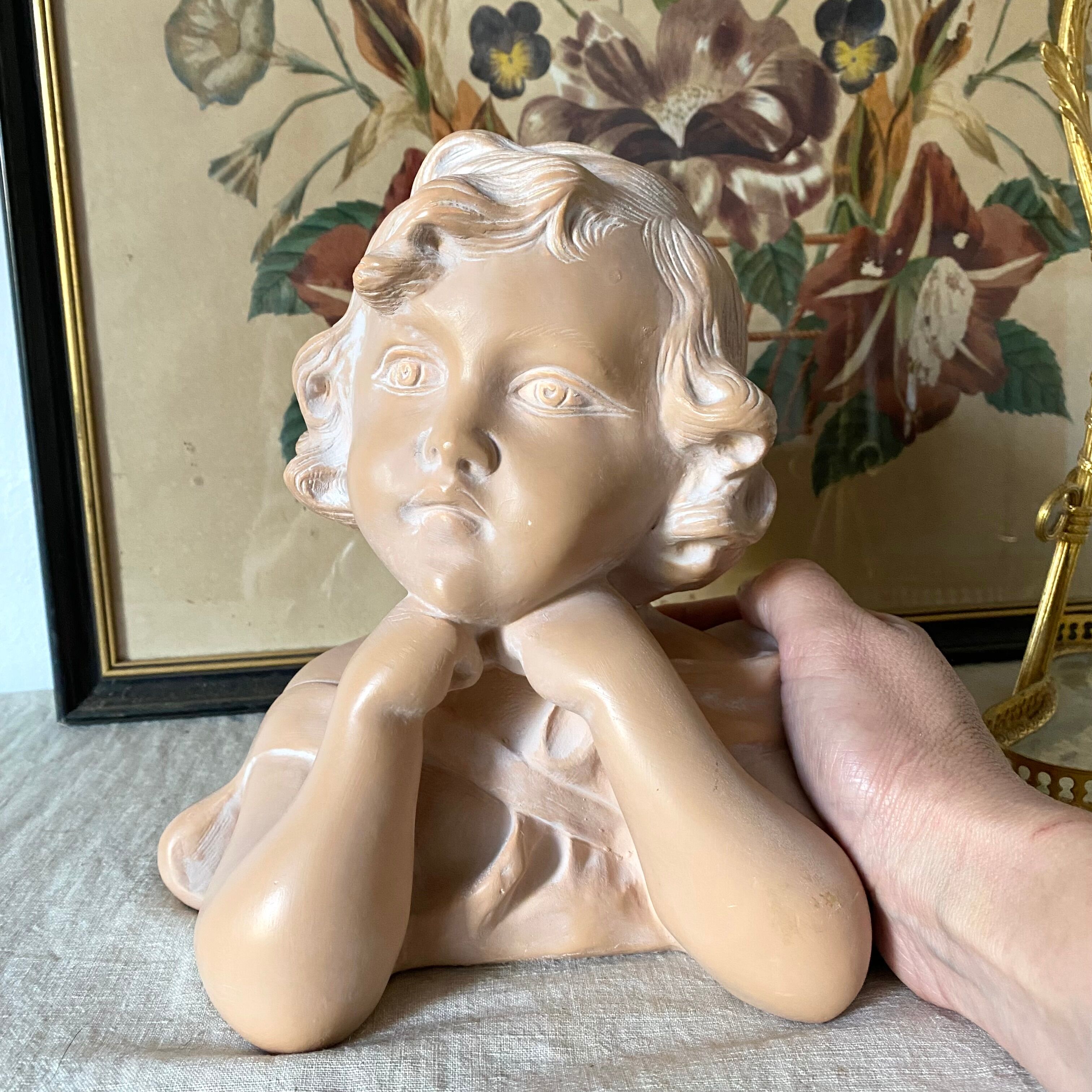 Bust child, pensive girl