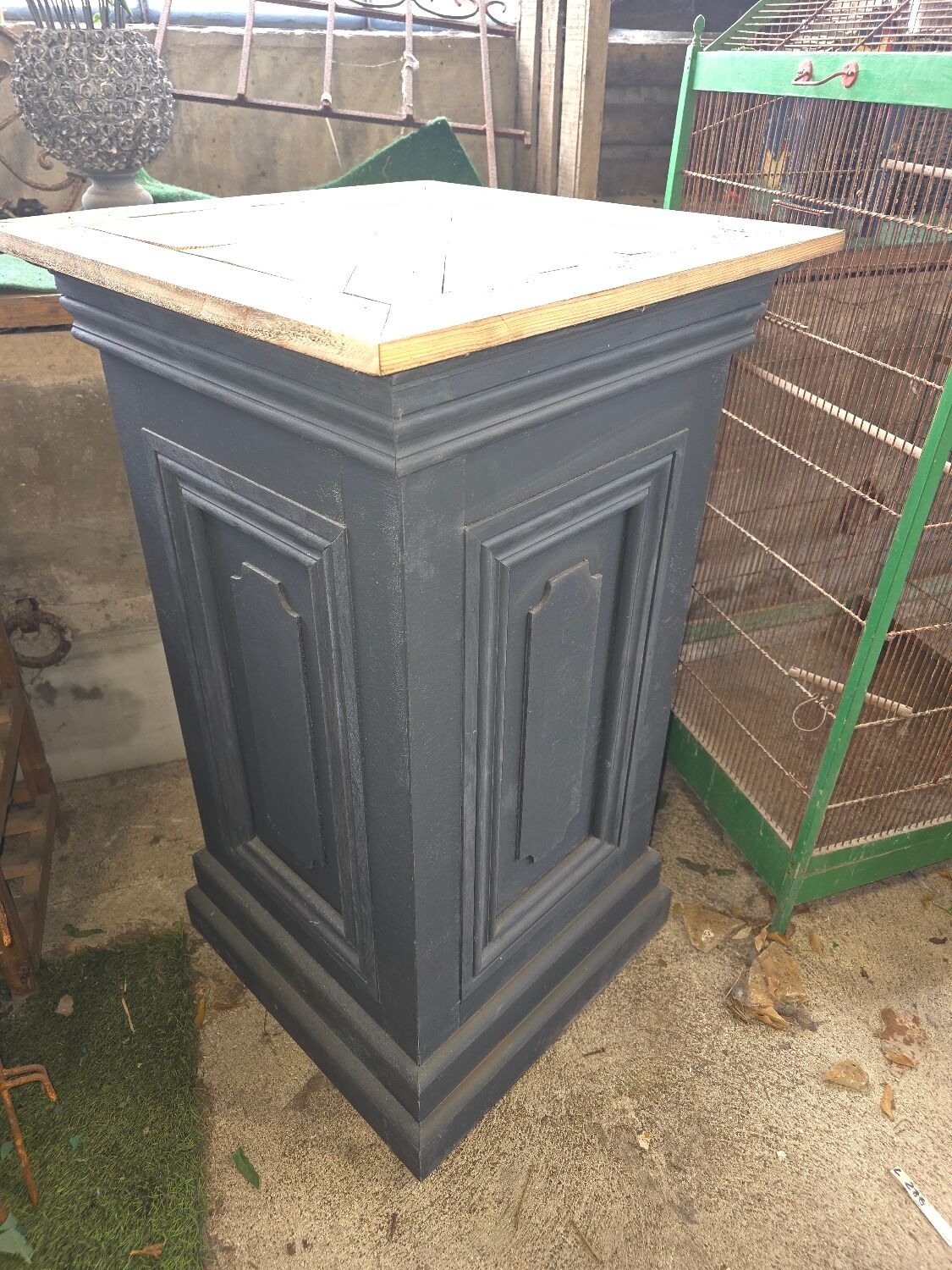 Patinated wooden base for a Medici vase or statue.