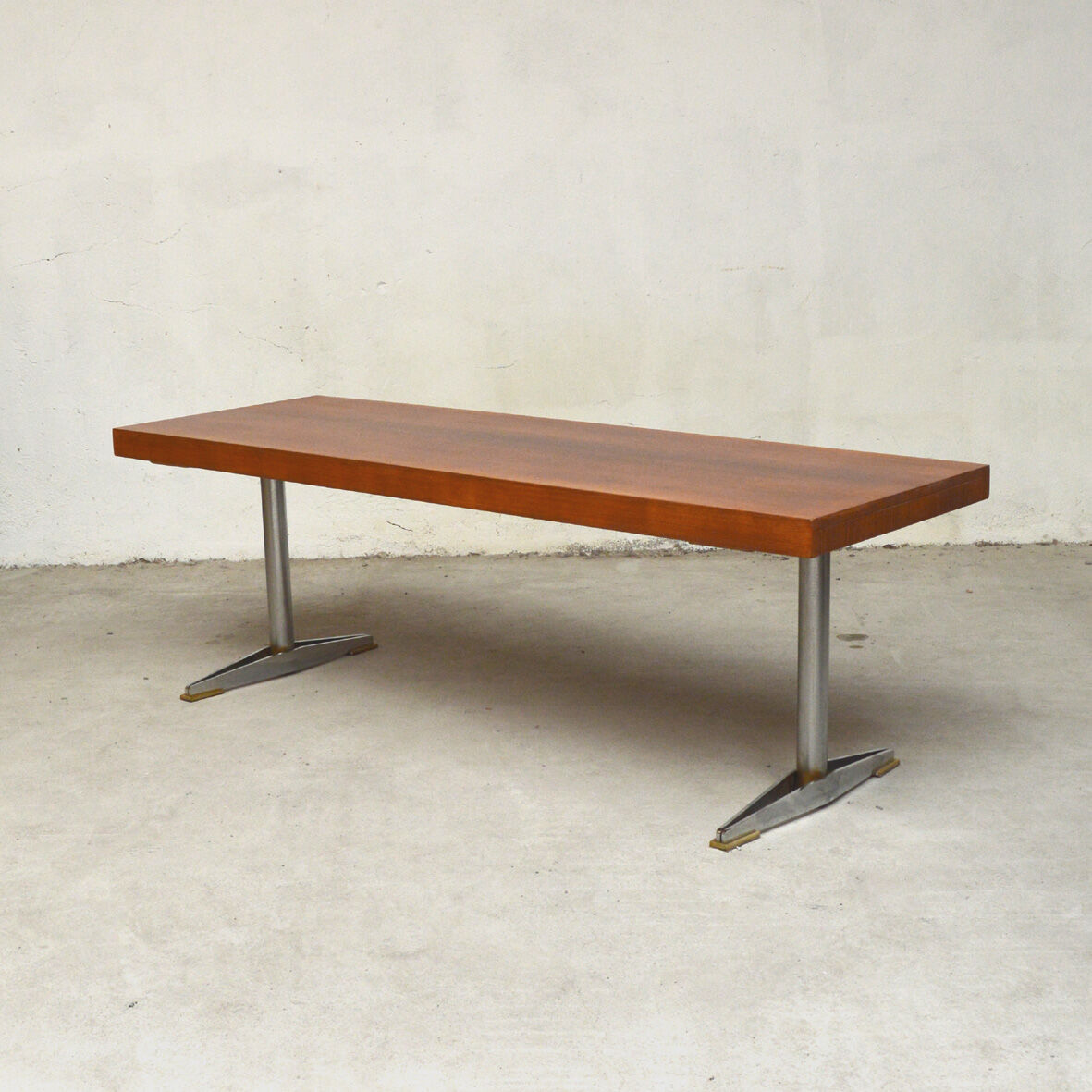 Extensible low table with metal feet 1960s