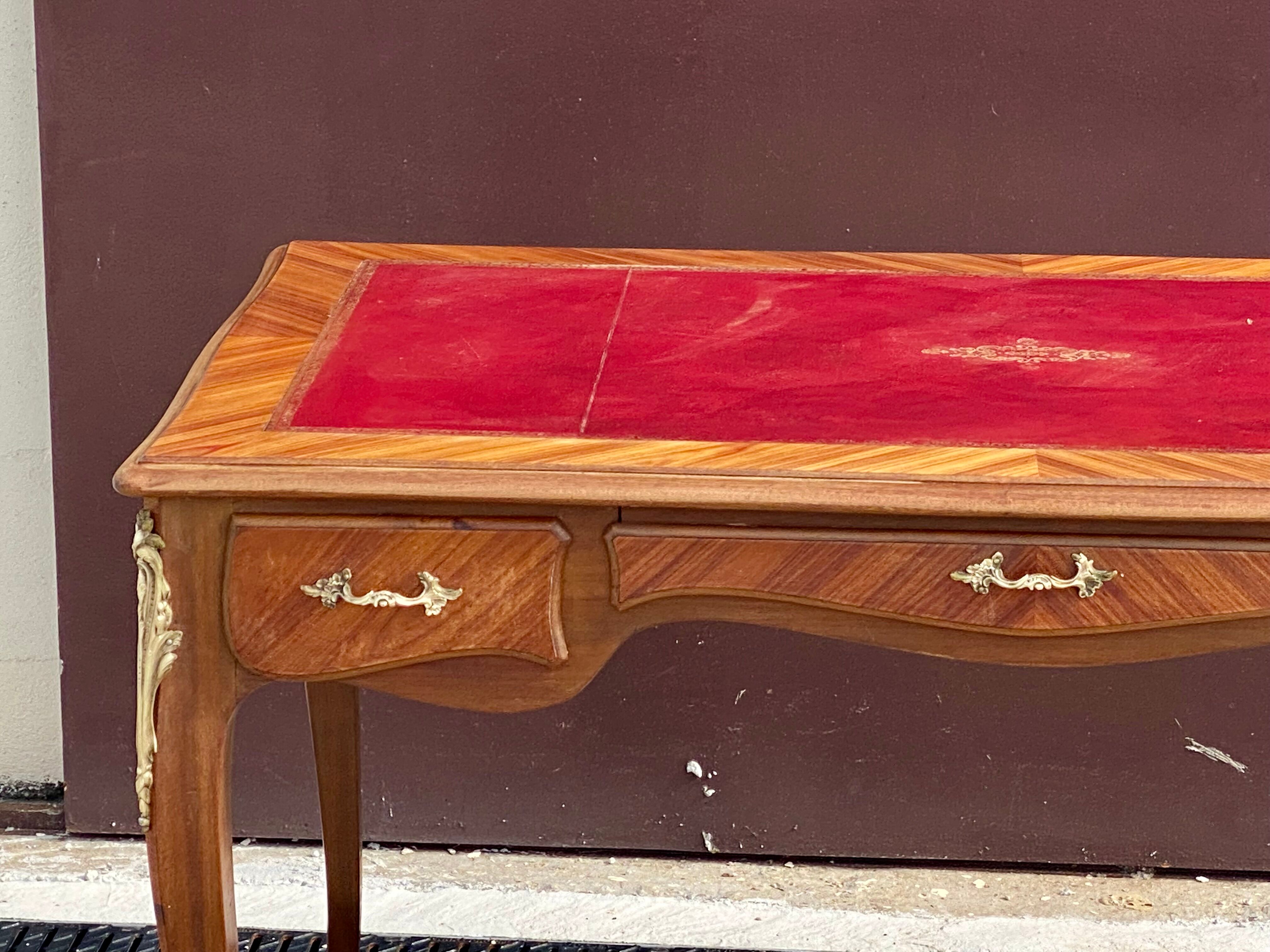 Bureau en marqueterie  bois de rose style Louis XV