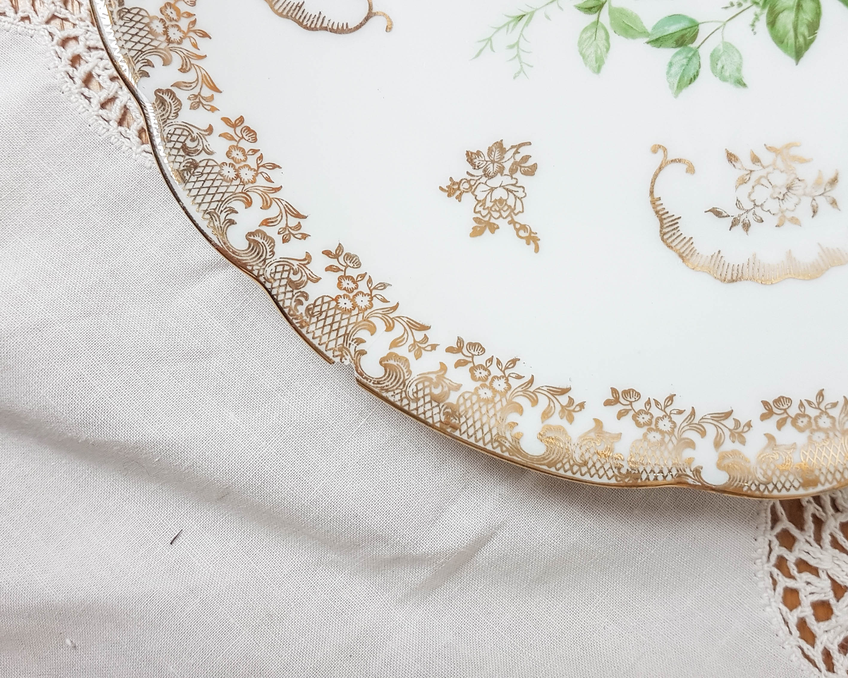 Lot of 4 flat plates Limoges FD Chauvigny golden white rose pattern