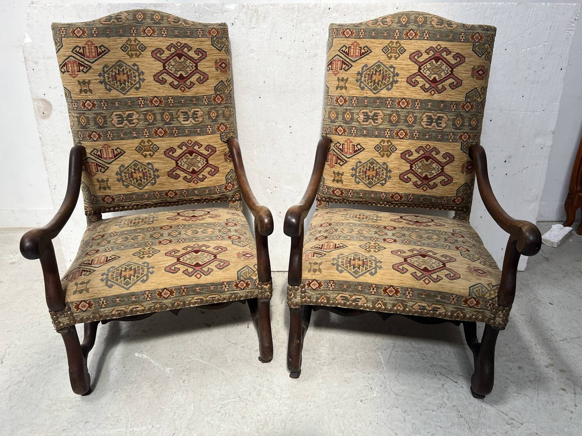 Paire de fauteuils de style Louis XIII a haut dossiers plats XX siècle