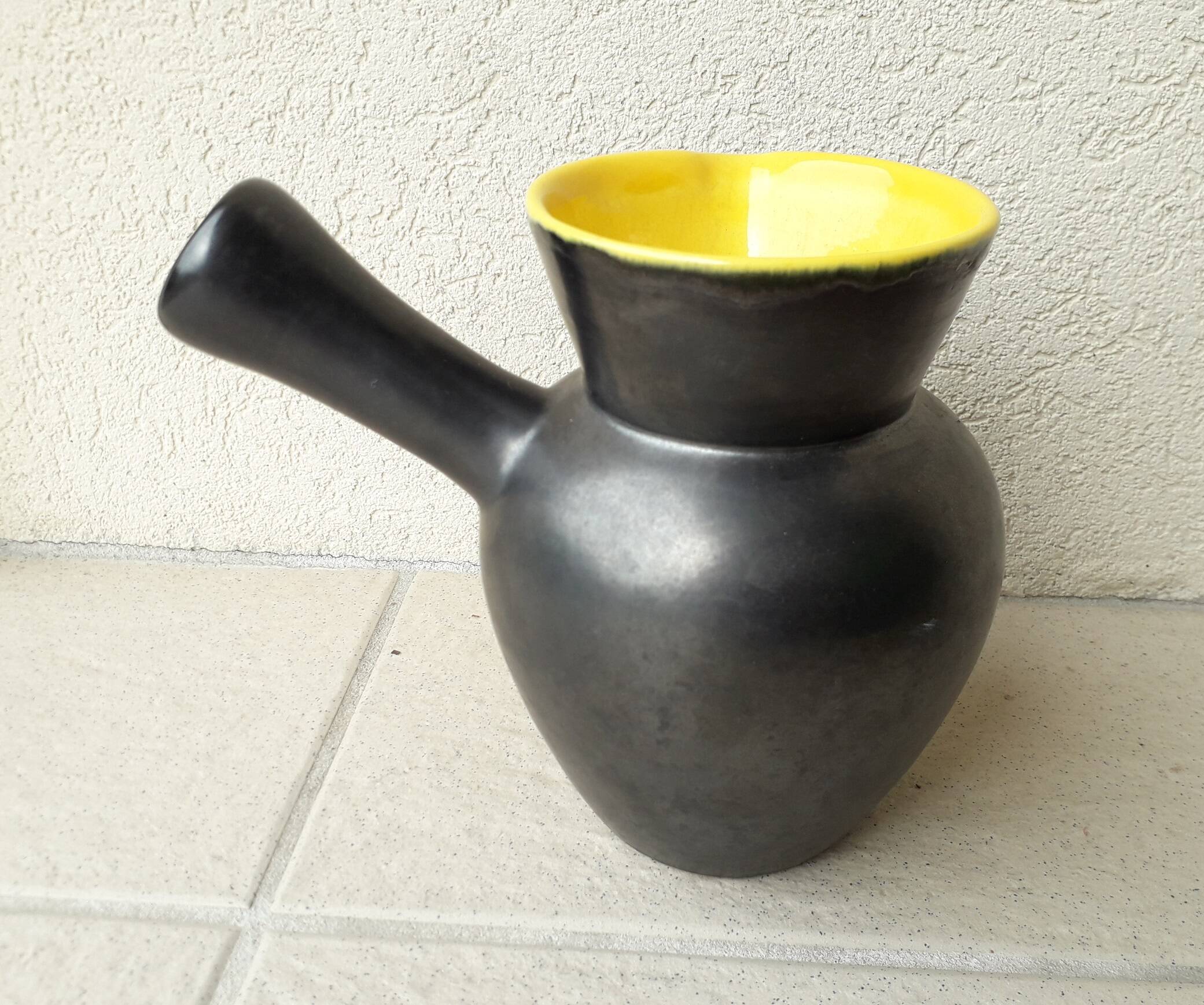 Two-tone ceramic jug