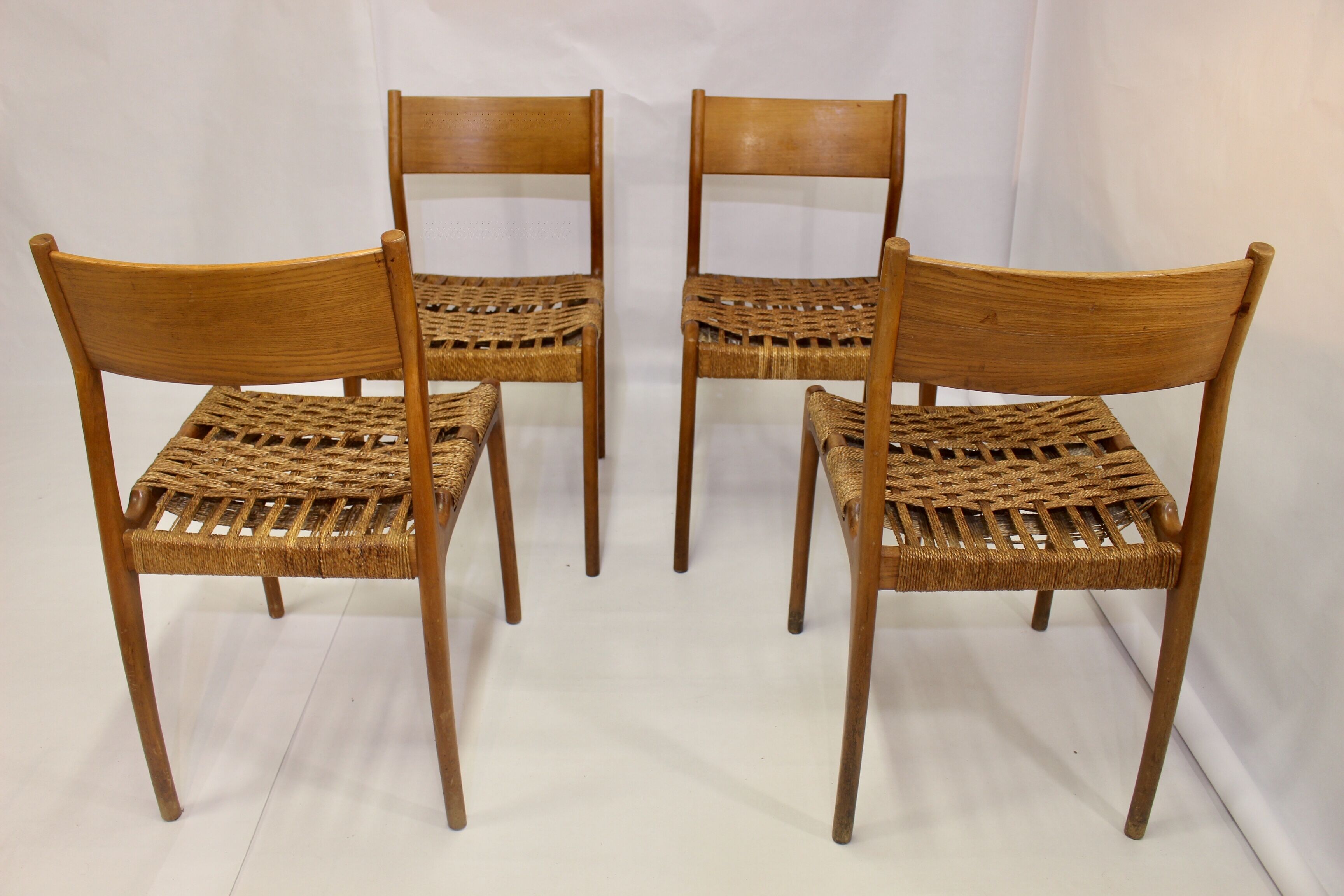 Lot de 4 chaises en chêne design italien de Consorzio Sedi Friuli 1960