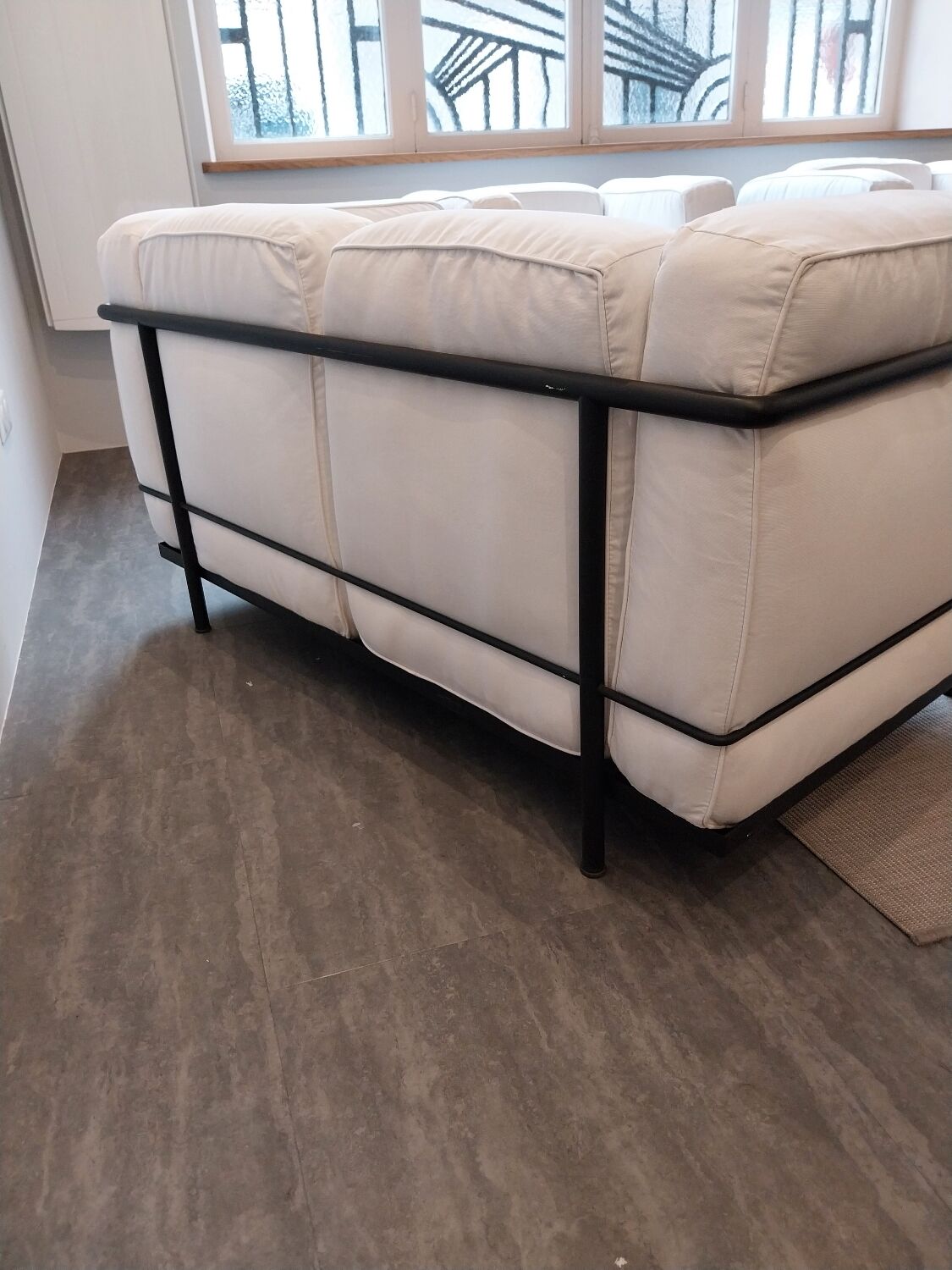 A sofa and two LC2 Cassina armchairs