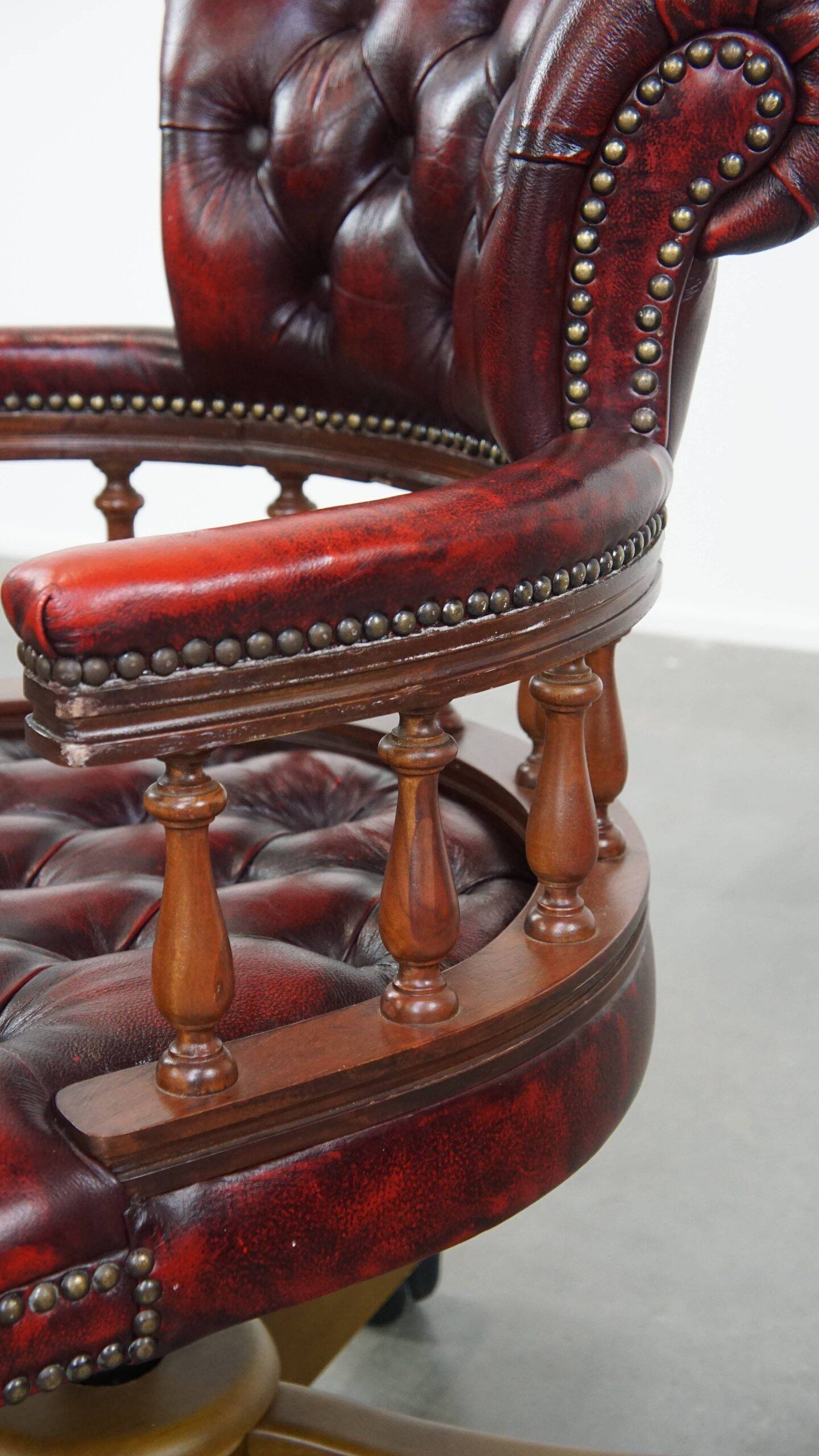 Fauteuil de bureau Chesterfield pivotant classique rouge en cuir de vachette sur roulettes