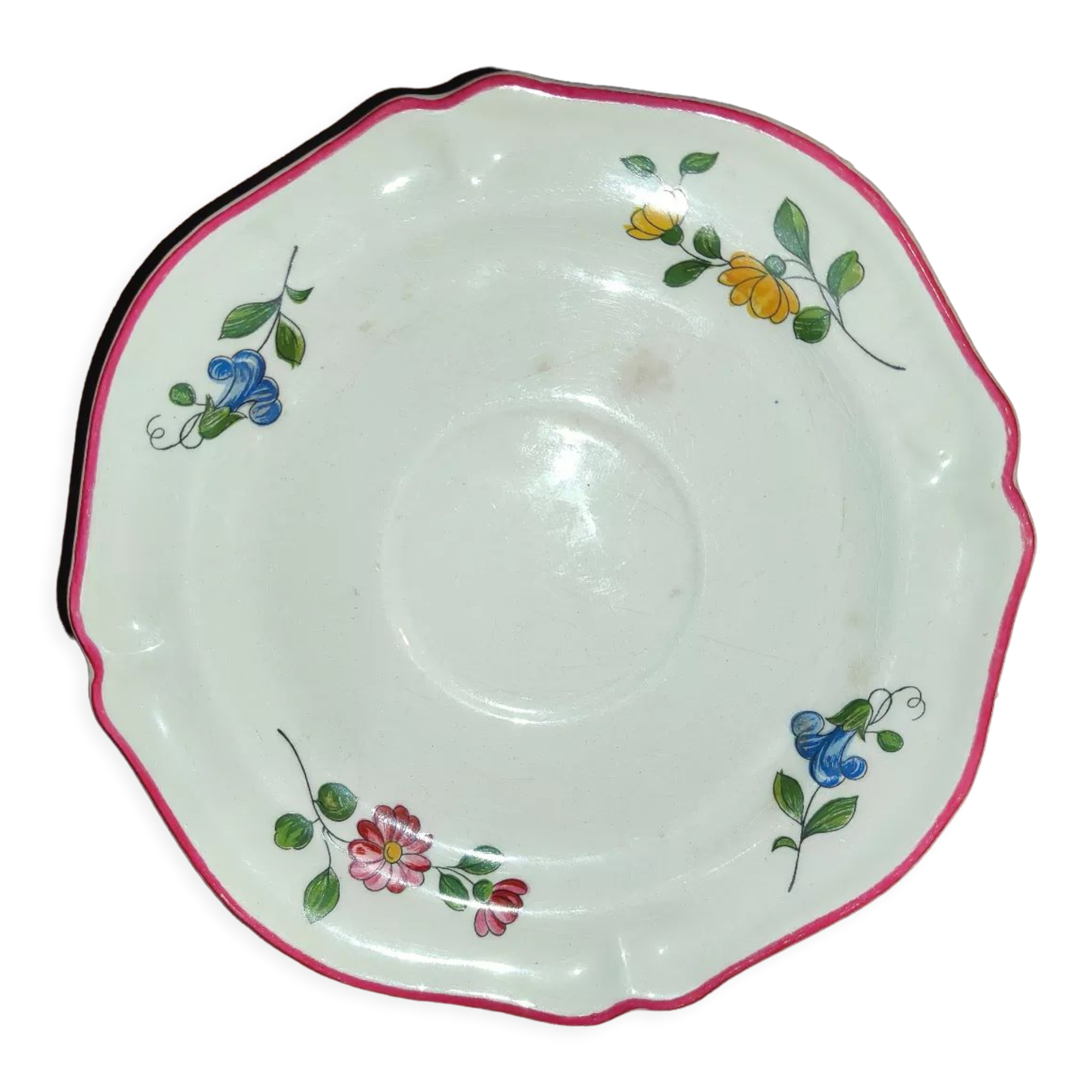 Plate Vieux Saint Amand 1713 with chantournés edges with floral motif