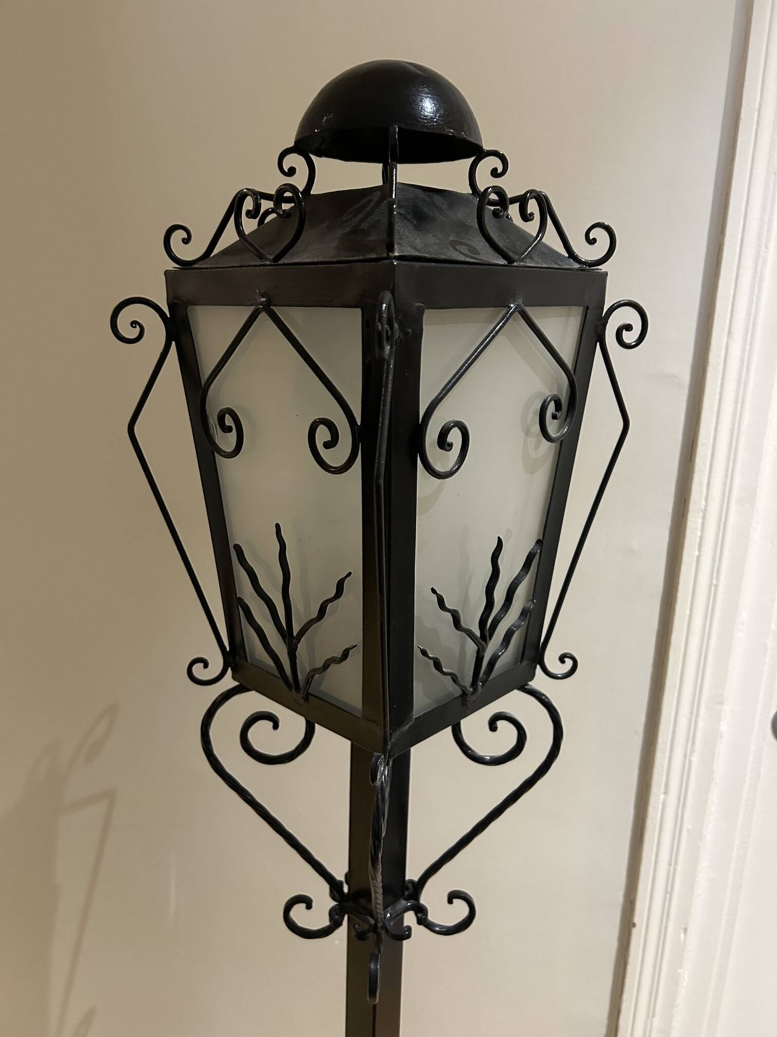 lampadaire en fer forgé 1950