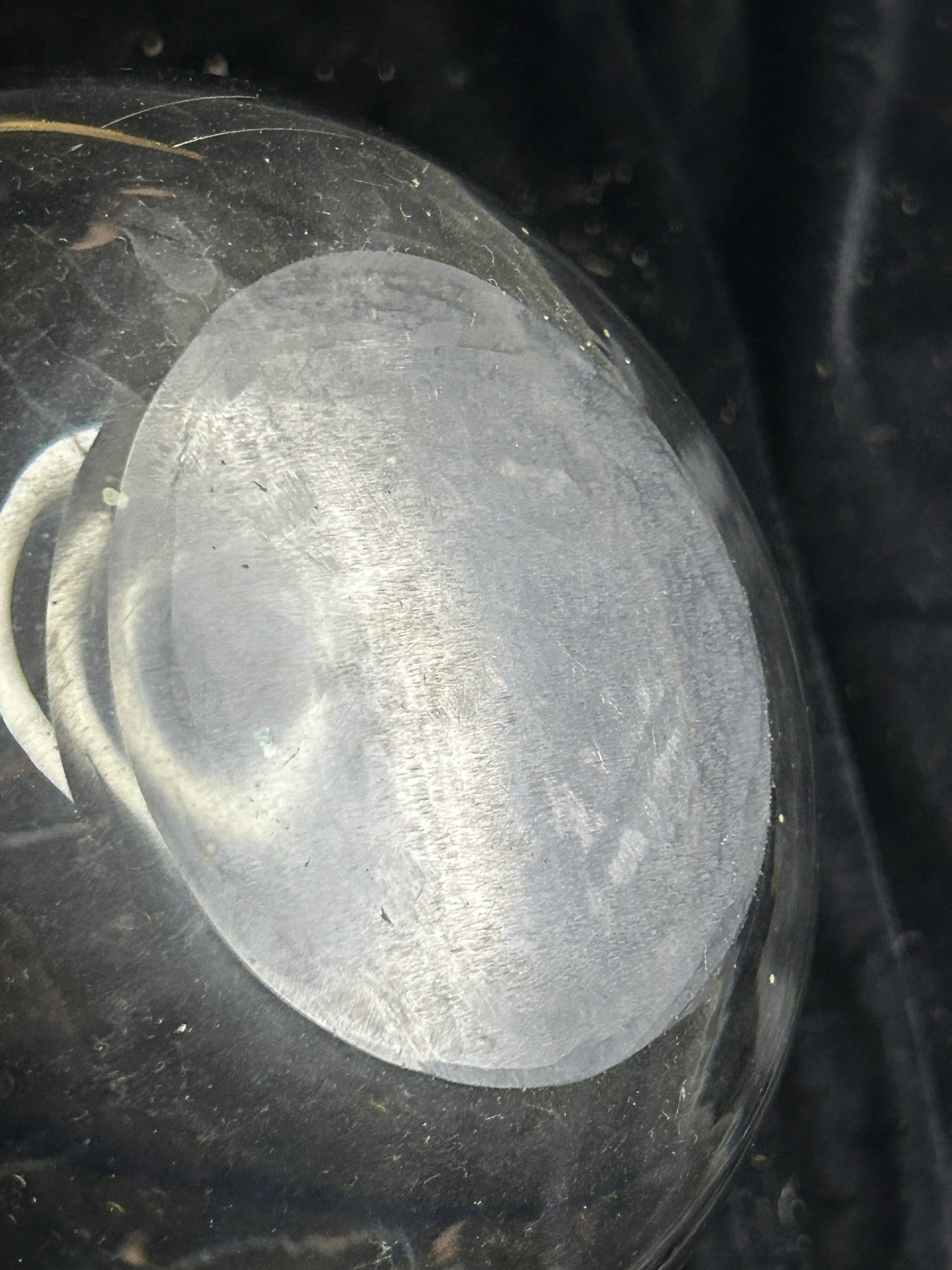 Vase Biot en verre soufflé à inclusions bleues – France vintage – H 23 cm