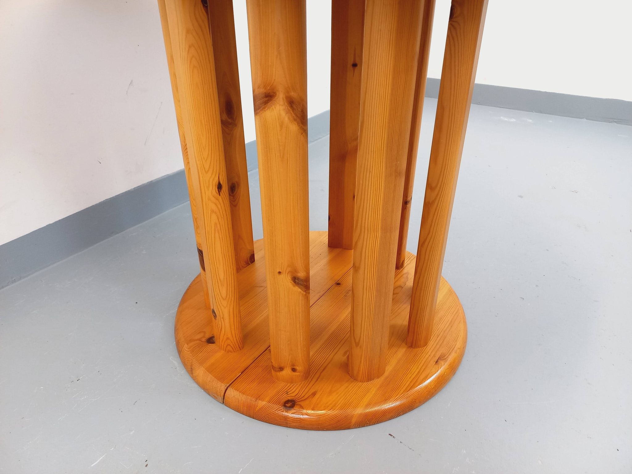 Table à manger ronde scandinave vintage style Rainer Daumiller en pin