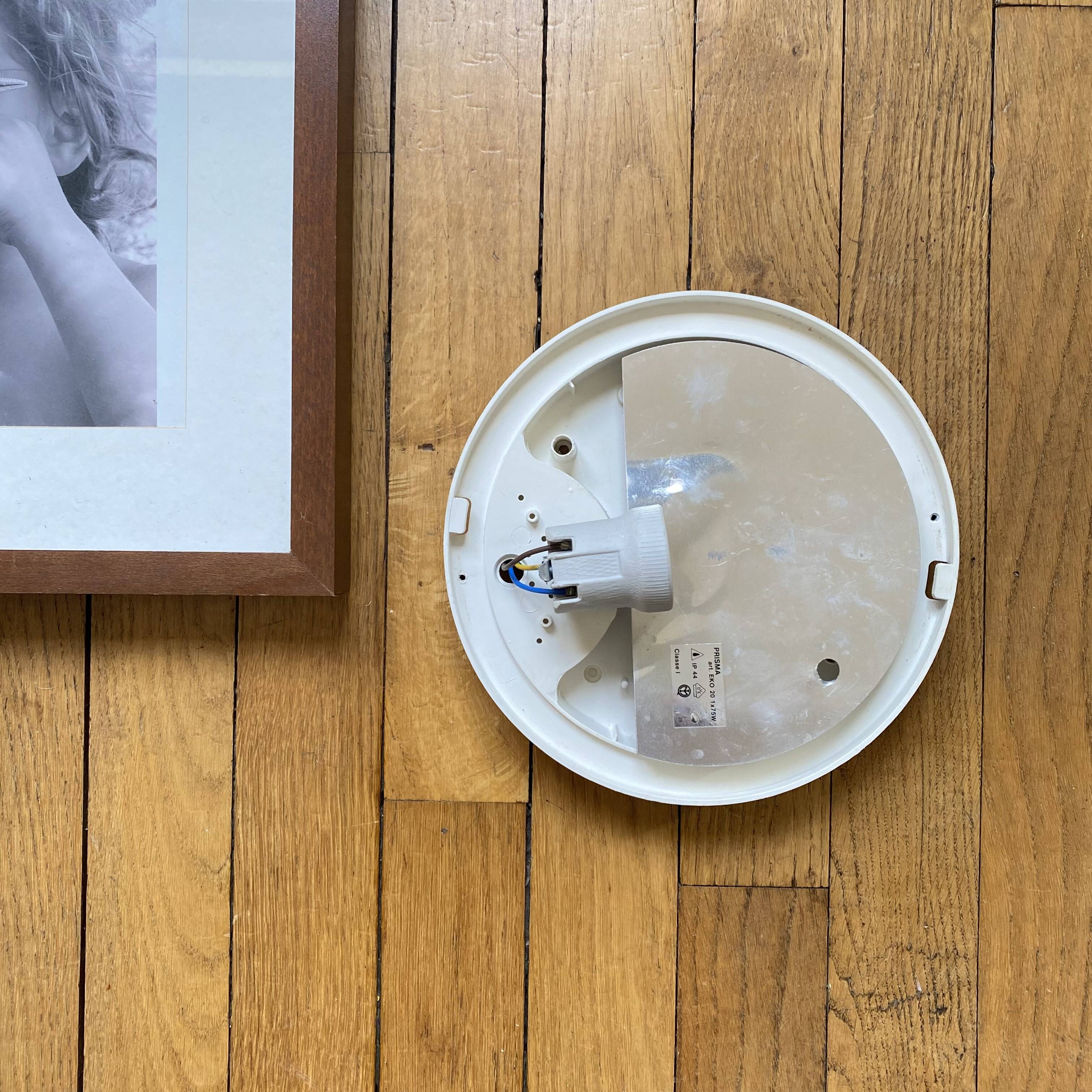 Round glass wall-mounted ceiling light porthole Prisma model Eko red.