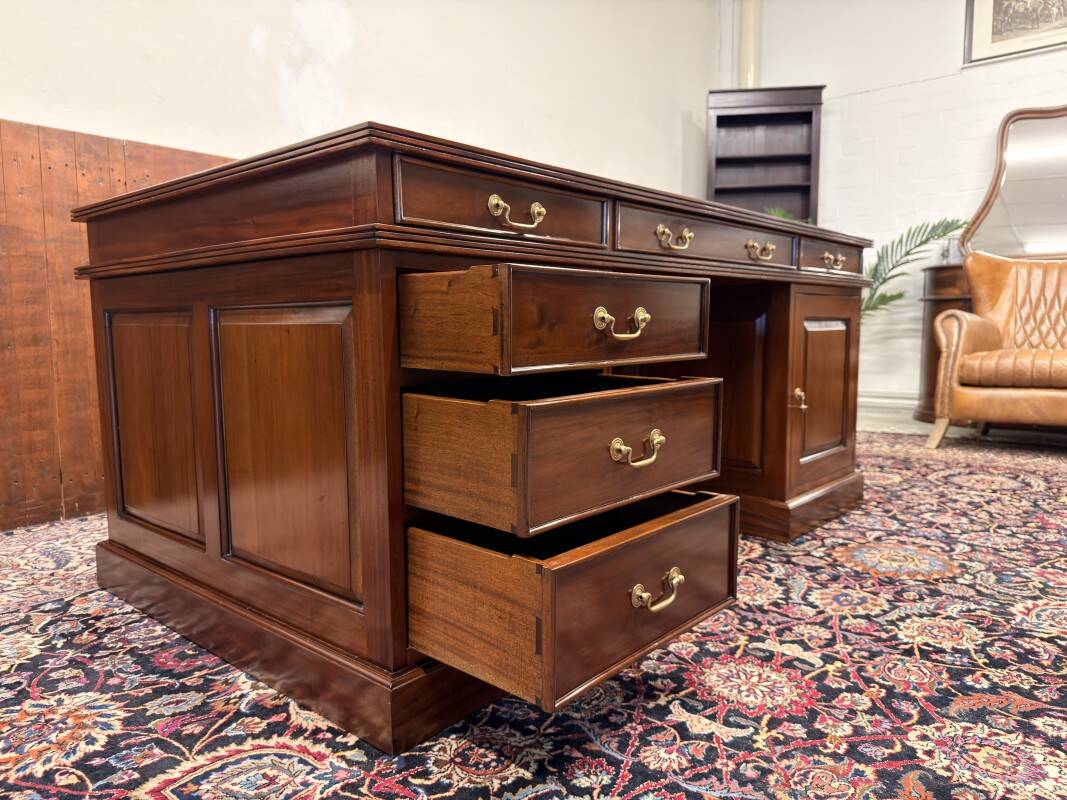 Large English Chesterfield Desk Partnerdesk