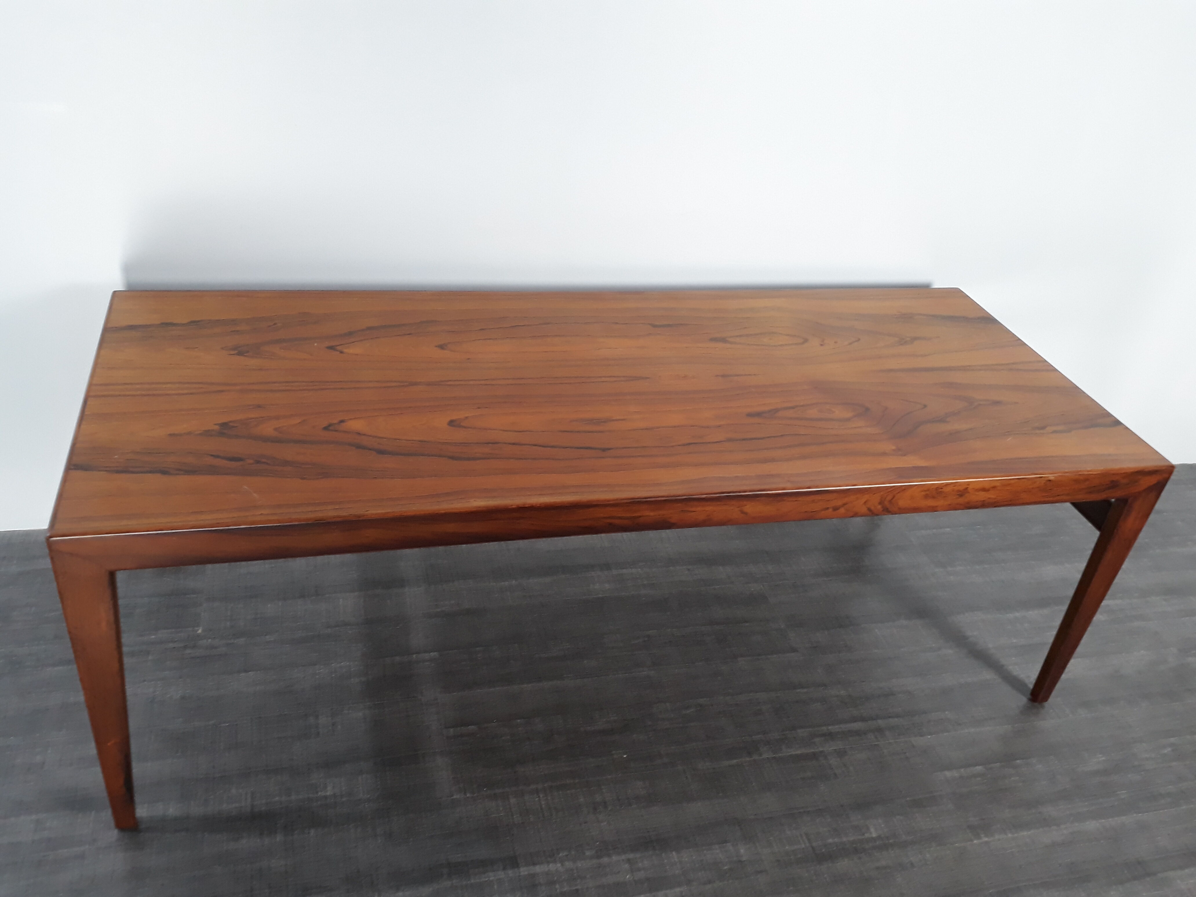 Extendable coffee table