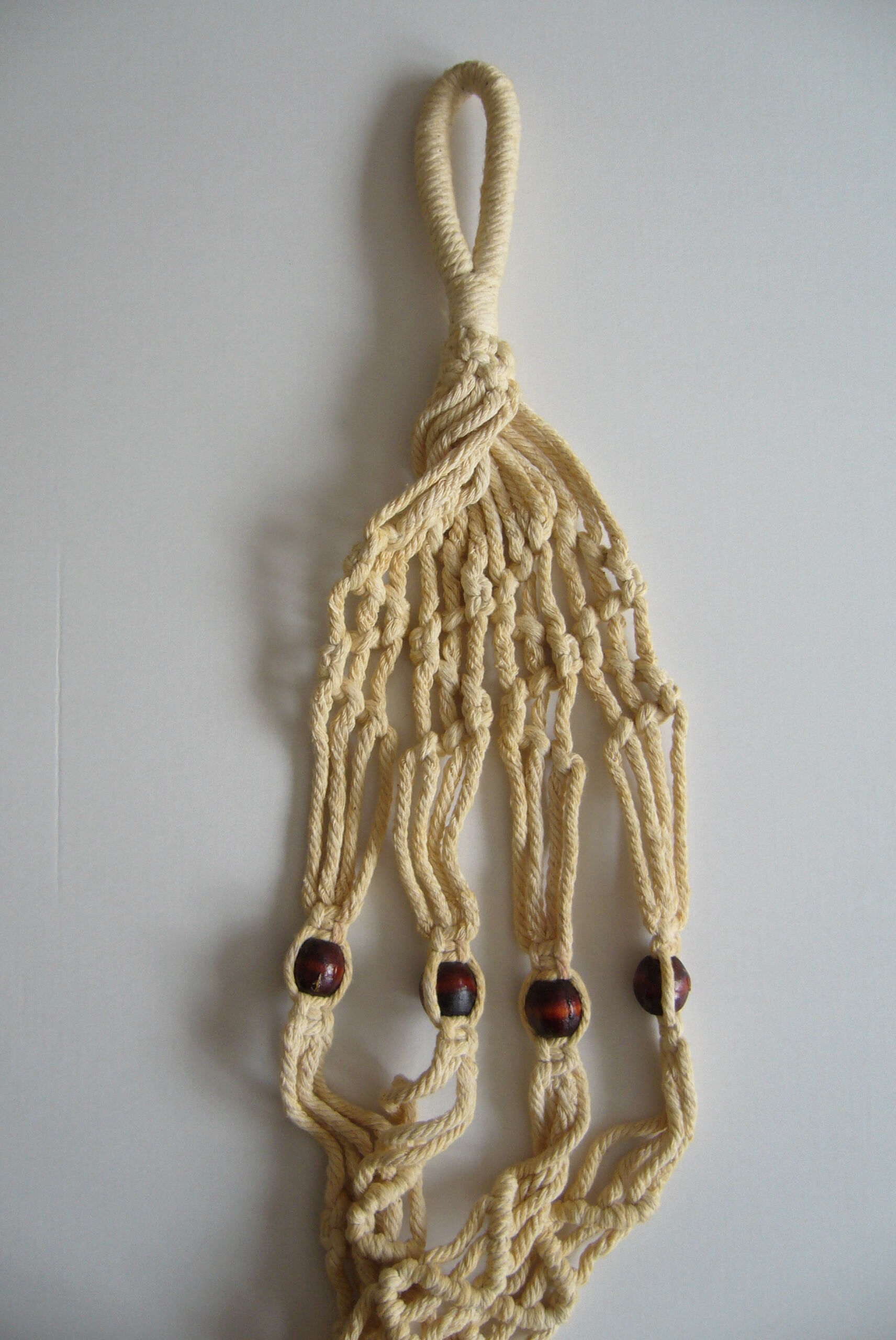 Plant carrier suspension macramé wood beads