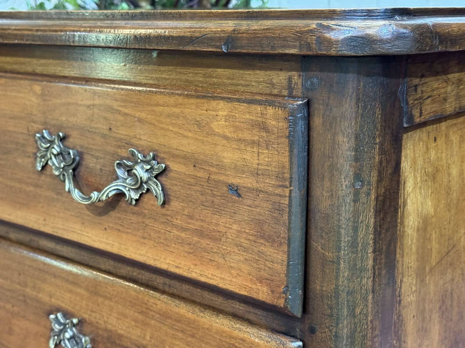 Commode 2 tiroirs de style Louis XV fin XIXème en noyer et peuplier