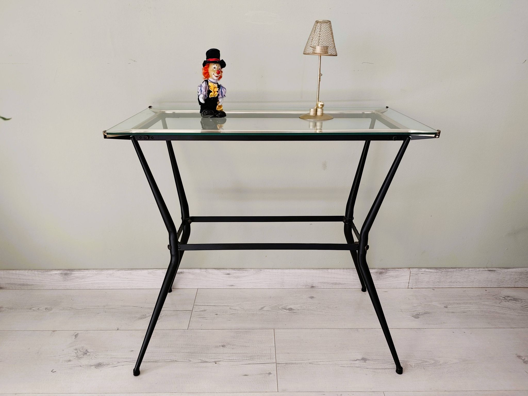 Table d'appoint ancienne en métal et en verre