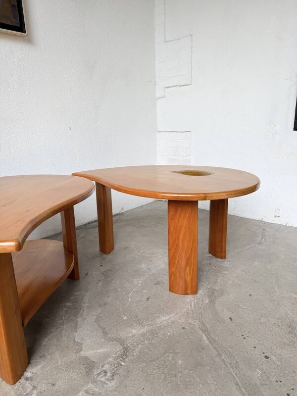 Tables basses en orme formant une goutte